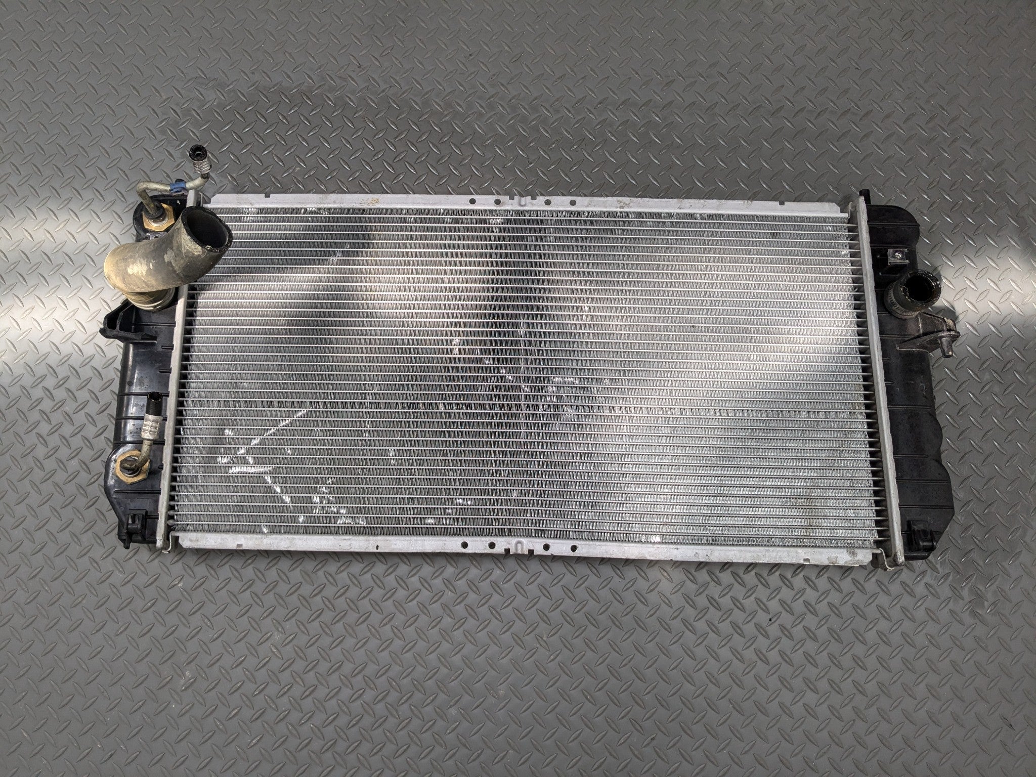 2000 - 2005 CADILLAC DEVILLE OEM ENGINE MOTOR COOLING RADIATOR ASSEMBLY