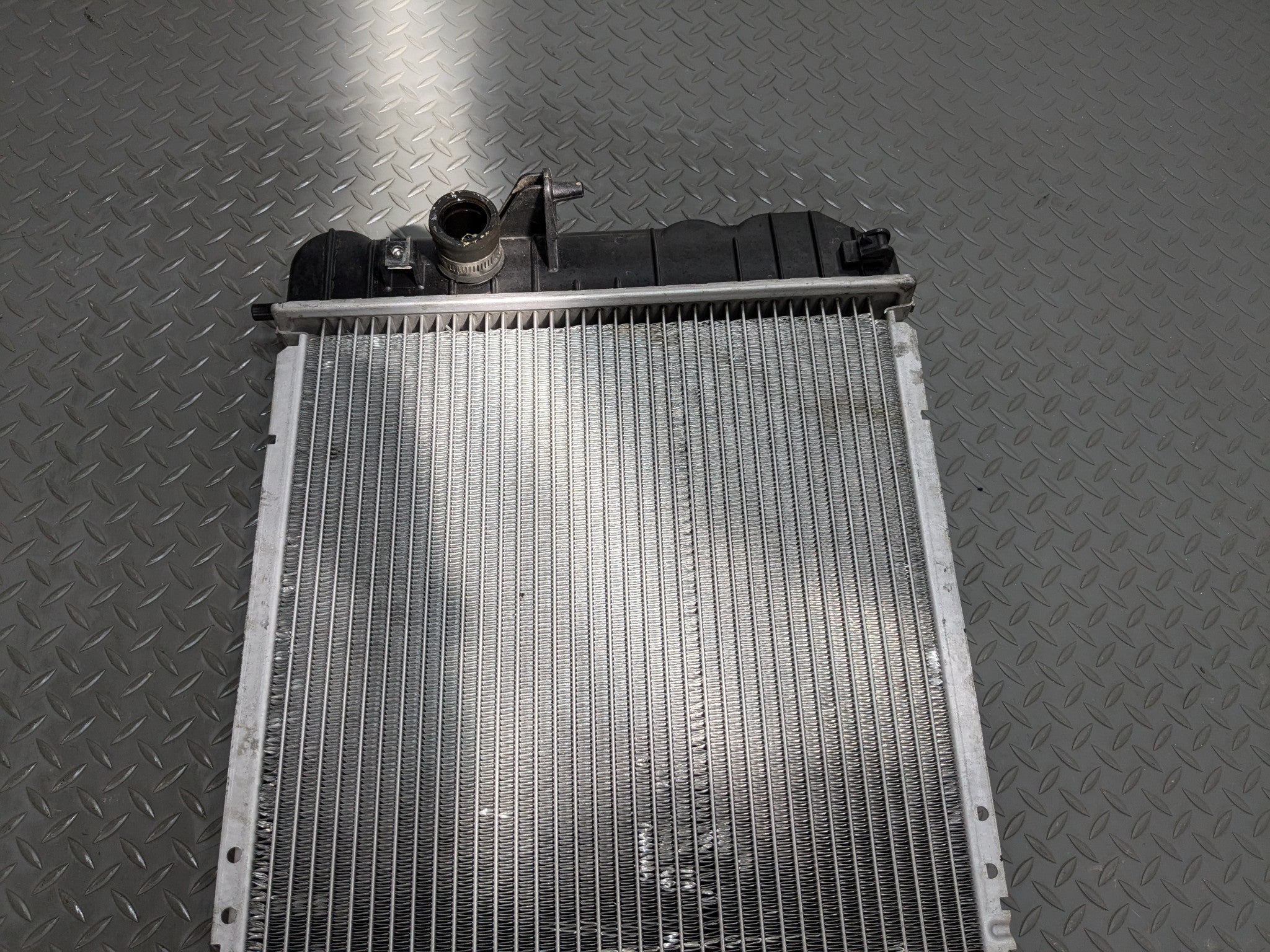 2000 - 2005 CADILLAC DEVILLE OEM ENGINE MOTOR COOLING RADIATOR ASSEMBLY