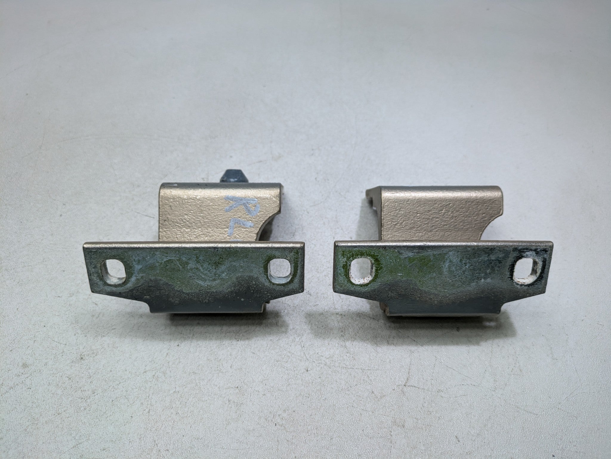 2000 - 2005 CADILLAC DEVILLE OEM DOOR HINGE SET UPPER AND LOWER REAR LEFT SIDE