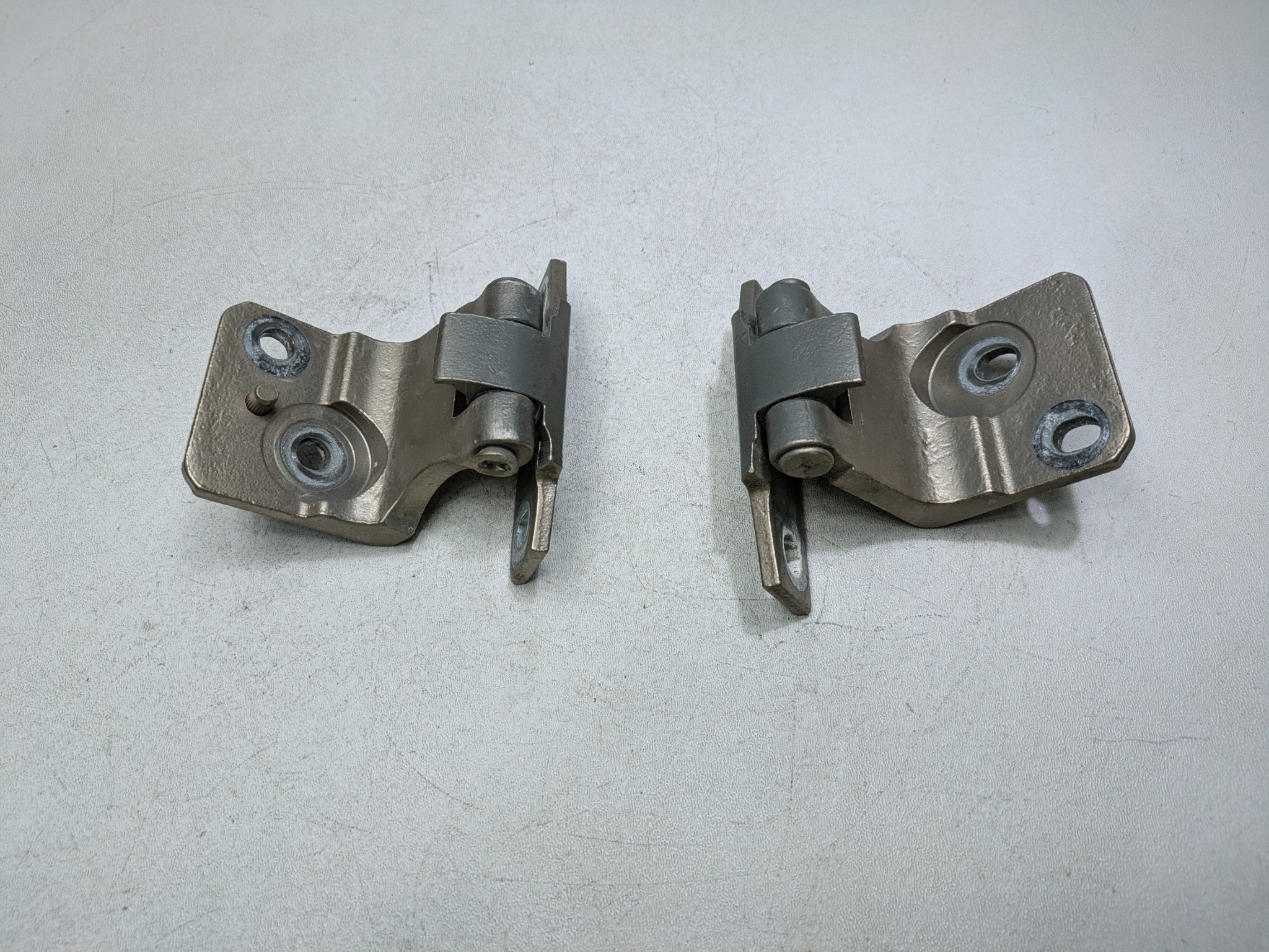 2000 - 2005 CADILLAC DEVILLE OEM DOOR HINGE SET UPPER AND LOWER REAR LEFT SIDE