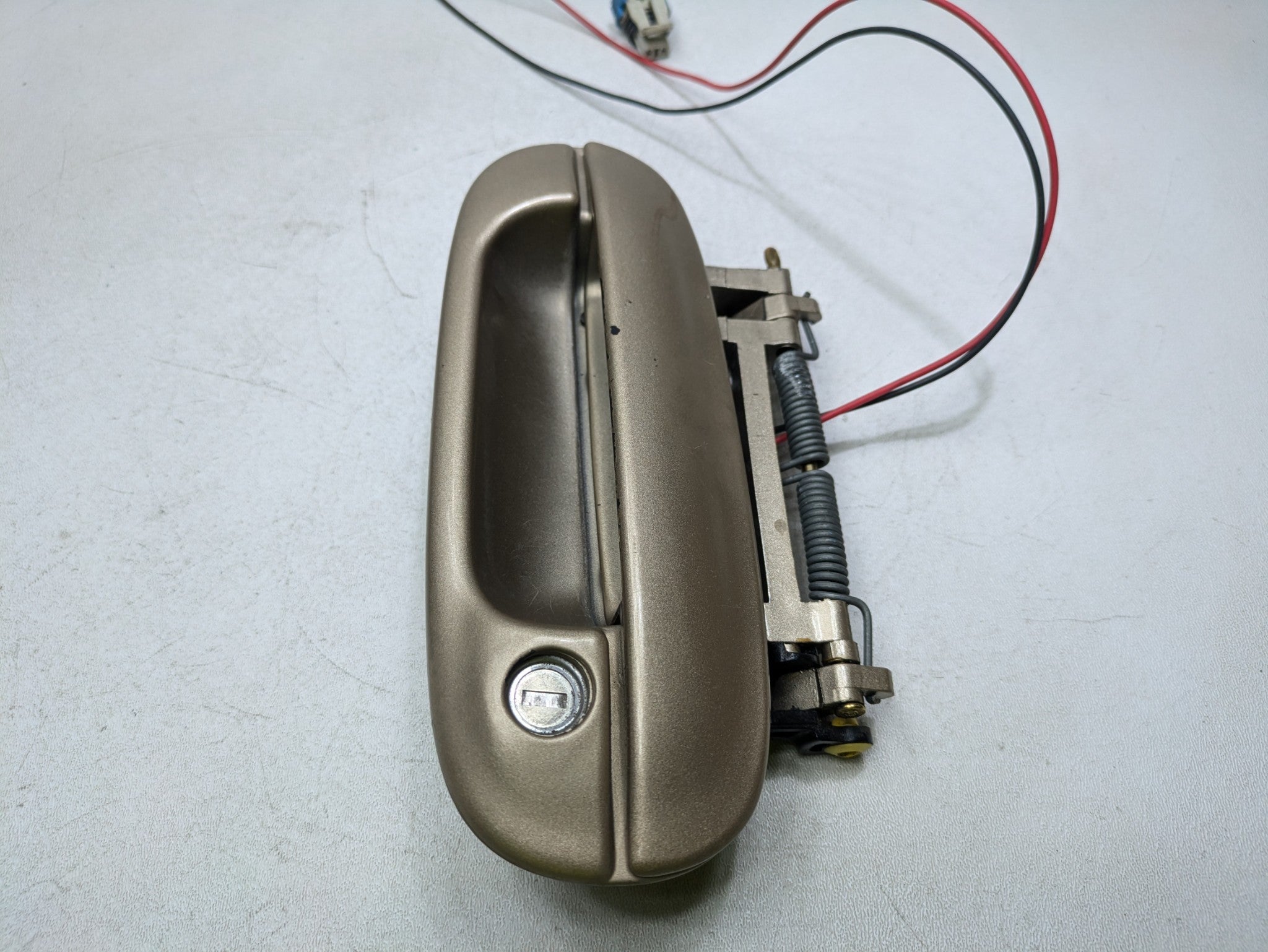 2000 - 2005 CADILLAC DEVILLE OEM EXTERIOR DOOR HANDLE FRONT LEFT DRIVER SIDE