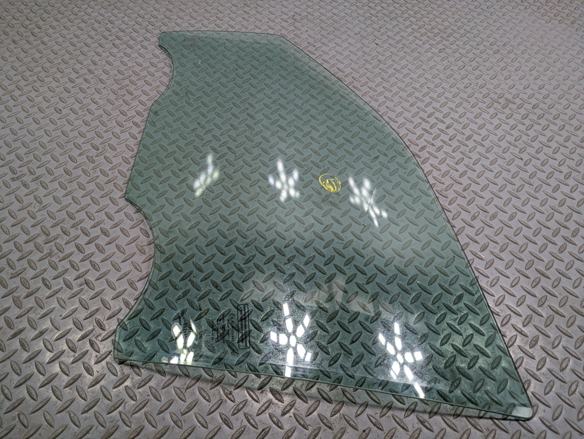 2000 - 2005 CADILLAC DEVILLE OEM DOOR WINDOW GLASS FRONT LEFT DRIVER SIDE