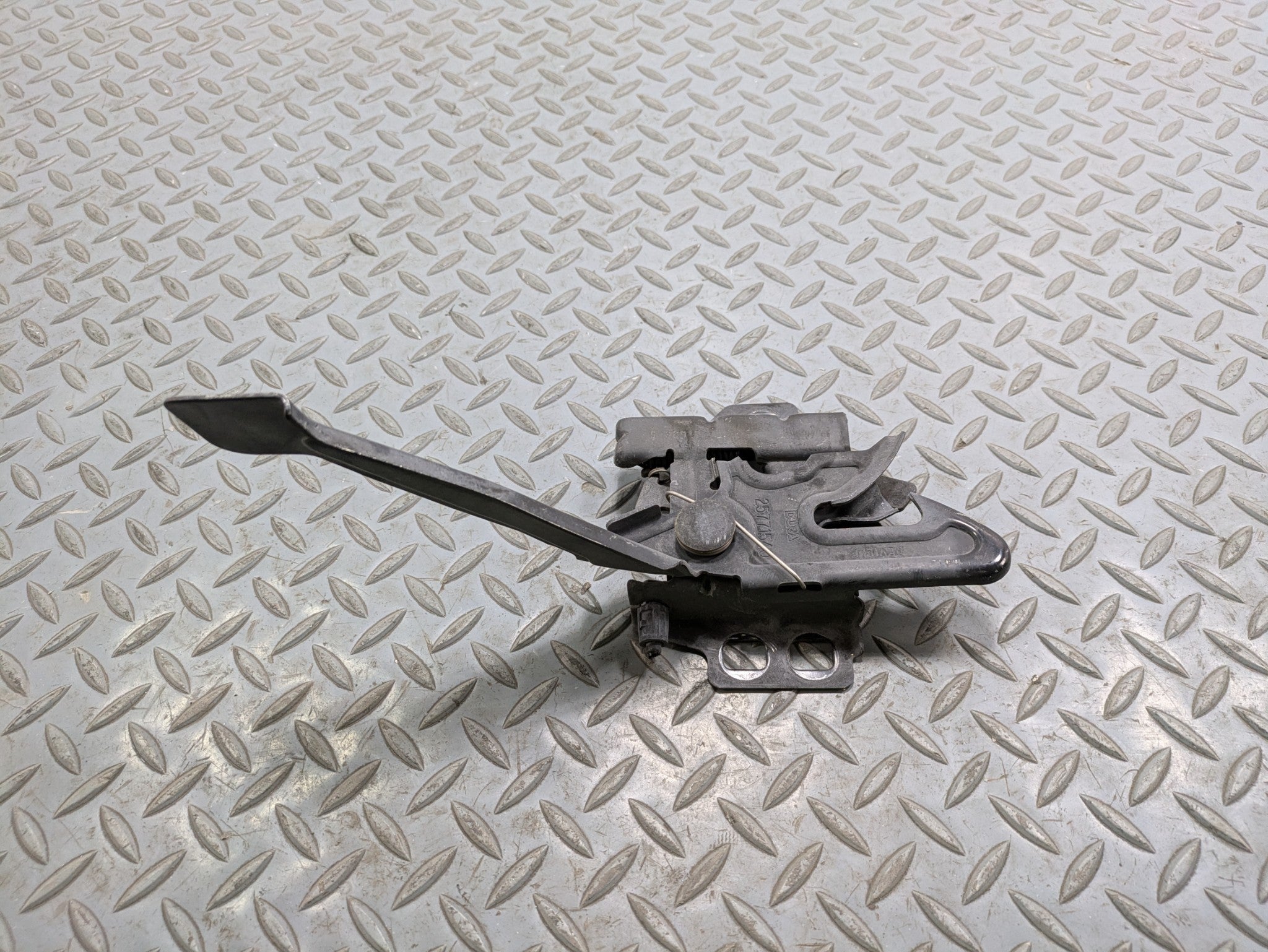 2000 - 2005 CADILLAC DEVILLE OEM FRONT HOOD LATCH LOCK RELEASE ACTUATOR ASSEMBLY
