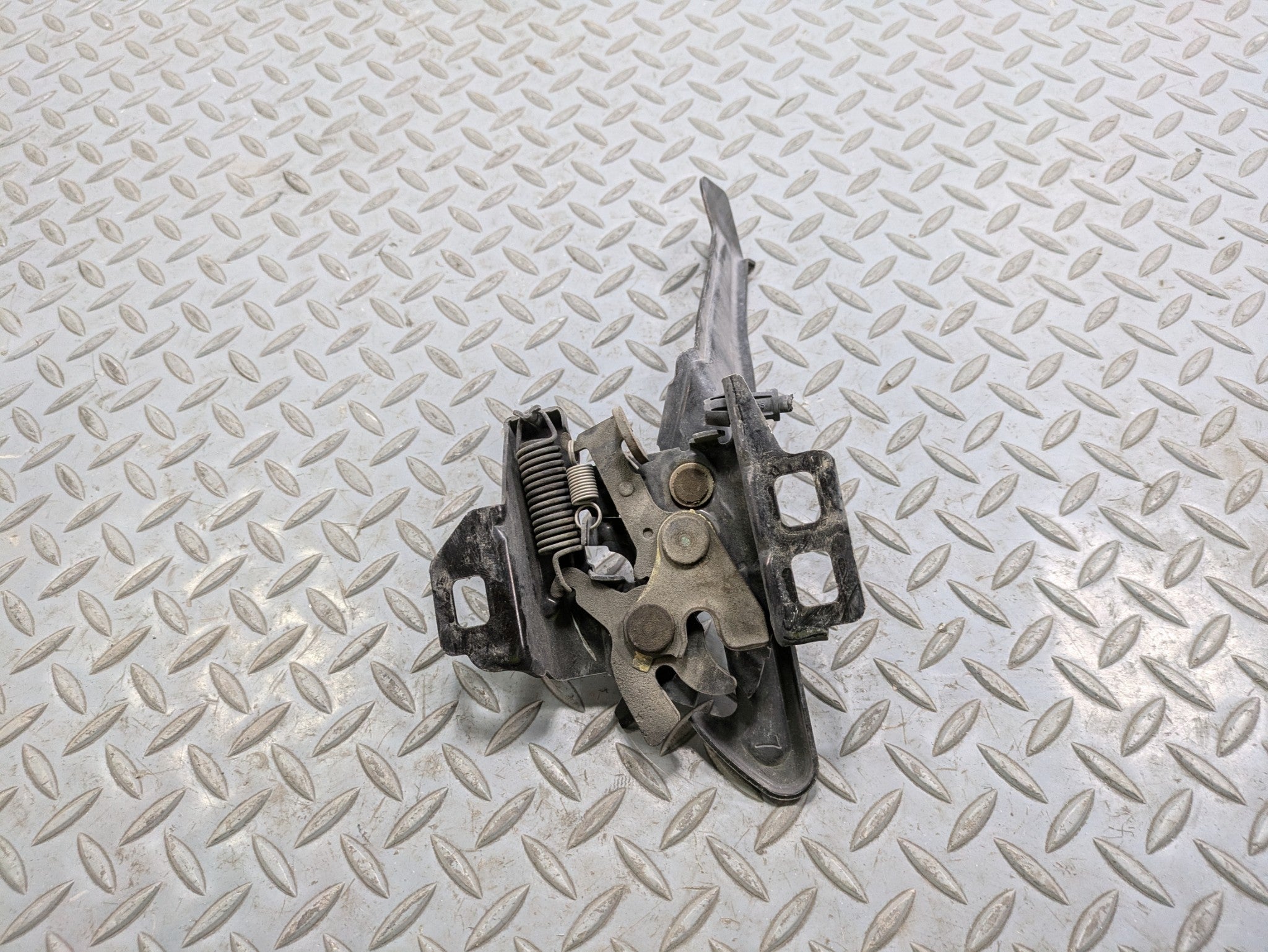 2000 - 2005 CADILLAC DEVILLE OEM FRONT HOOD LATCH LOCK RELEASE ACTUATOR ASSEMBLY
