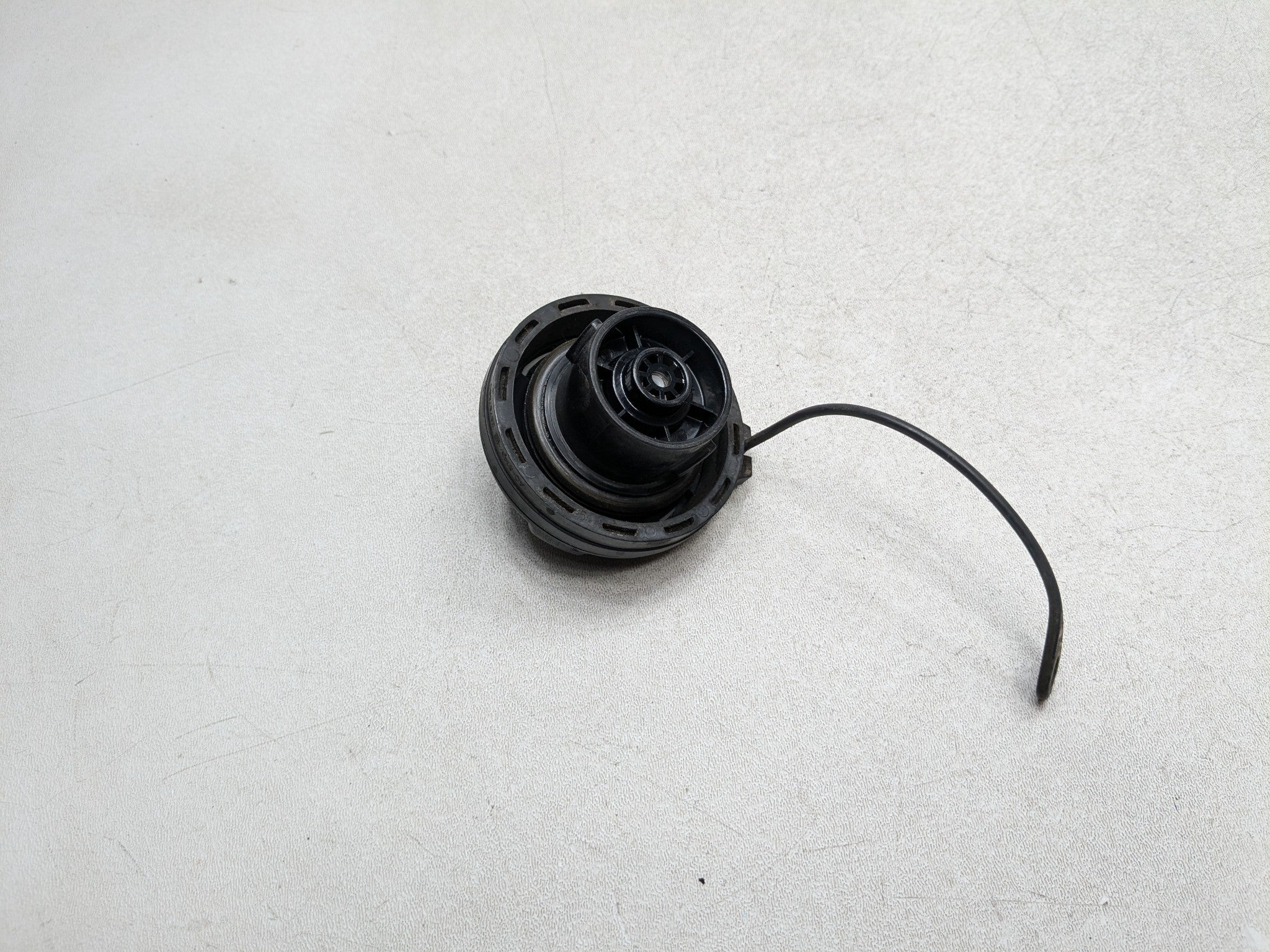 2000 - 2005 CADILLAC DEVILLE OEM FUEL GAS FILLER DOOR LID CAP COVER BLACK