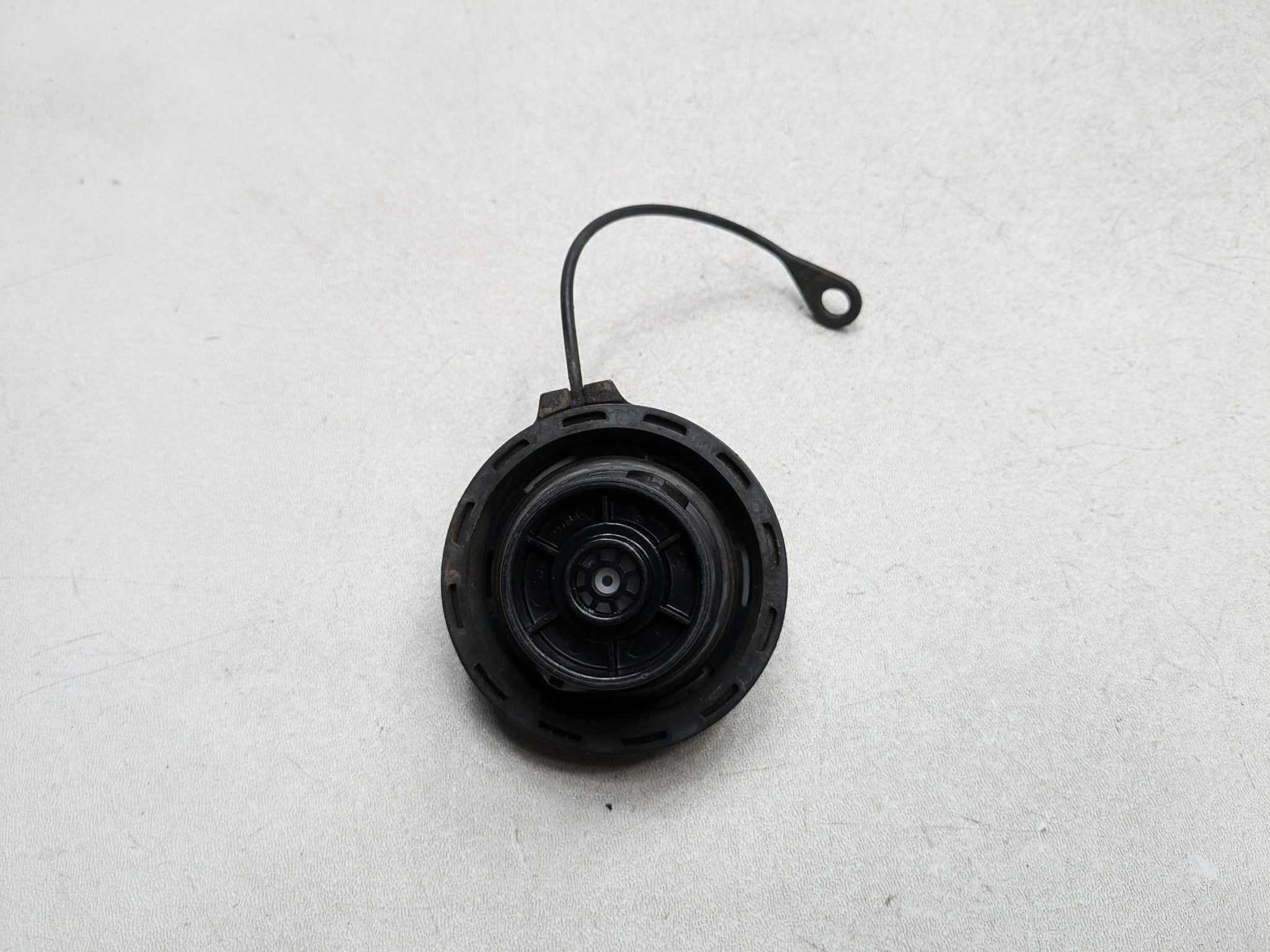 2000 - 2005 CADILLAC DEVILLE OEM FUEL GAS FILLER DOOR LID CAP COVER BLACK