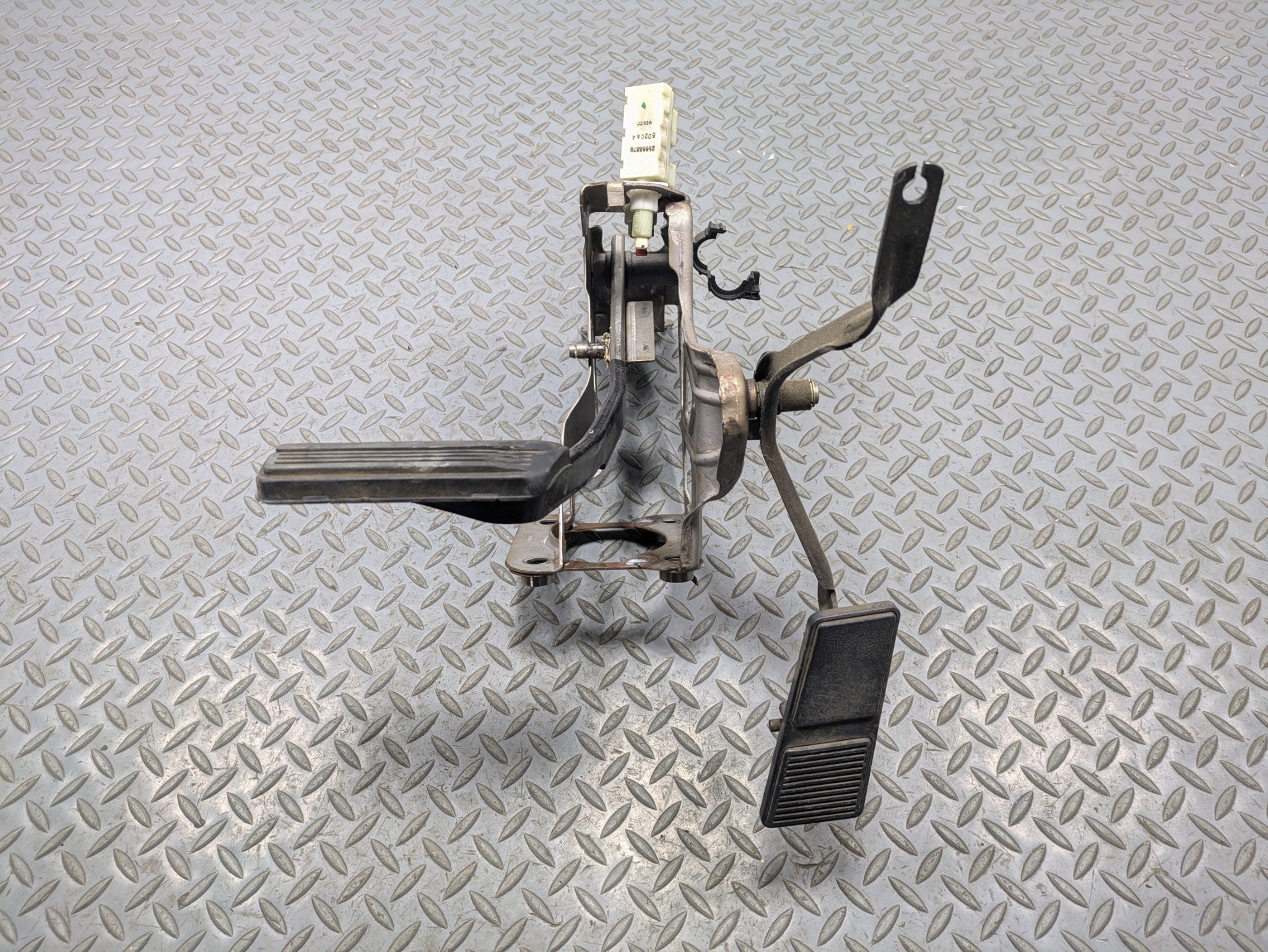 2000 - 2005 CADILLAC DEVILLE OEM BRAKE PEDAL AND GAS ACCELERATOR PEDAL SENSOR