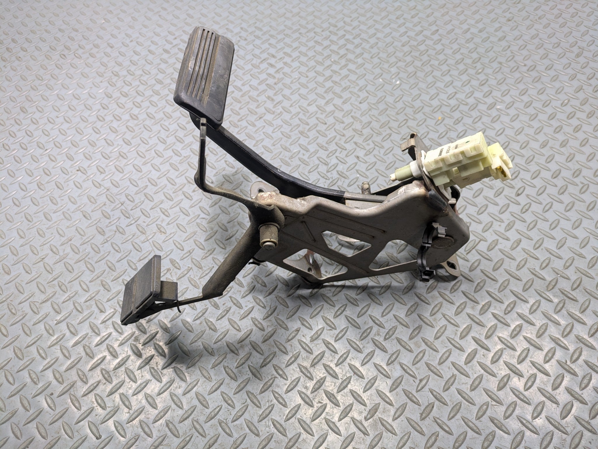 2000 - 2005 CADILLAC DEVILLE OEM BRAKE PEDAL AND GAS ACCELERATOR PEDAL SENSOR