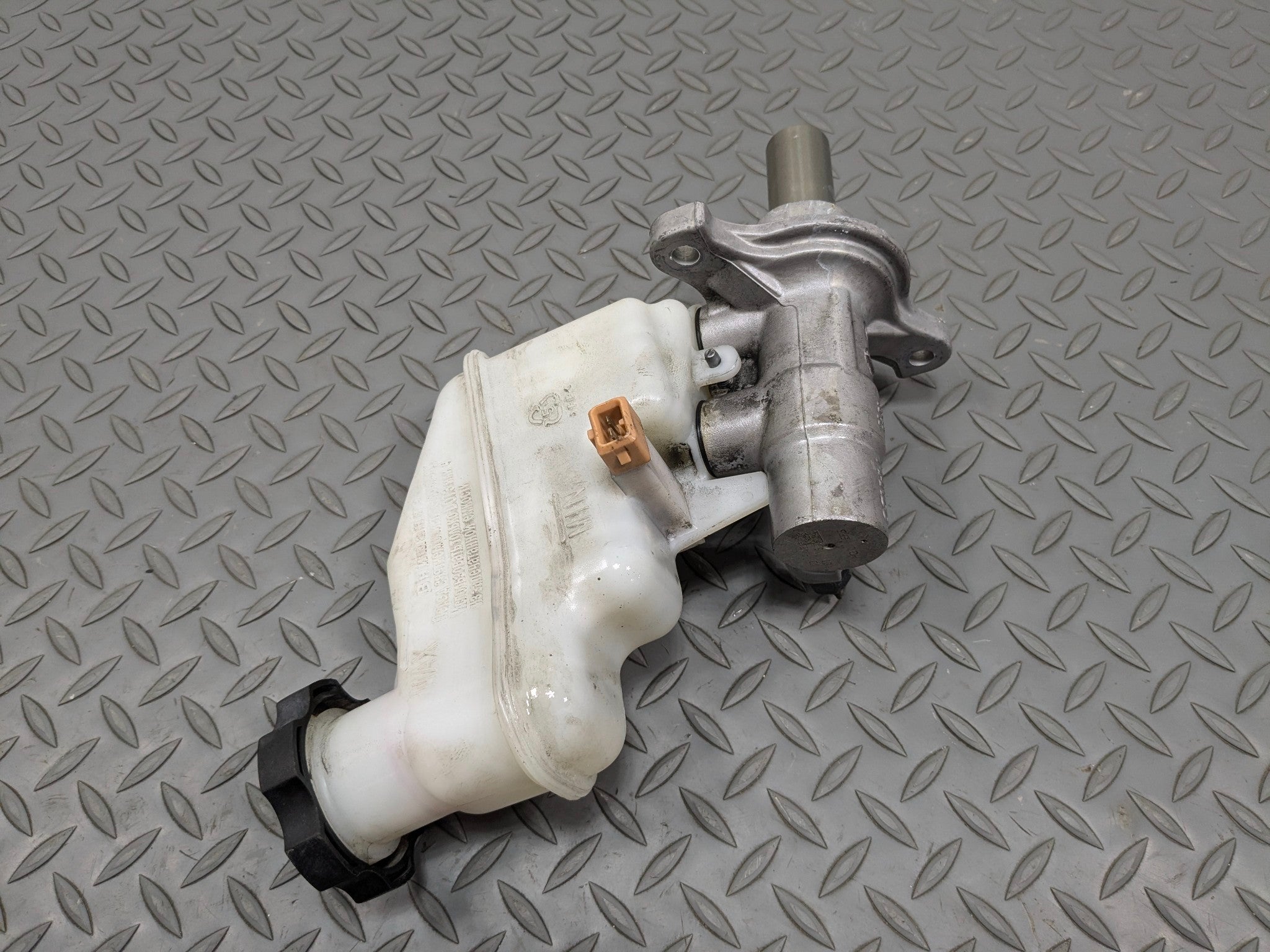 2012 - 2014 HYUNDAI AZERA OEM BRAKE MASTER CYLINDER WITH RESERVOIR TANK