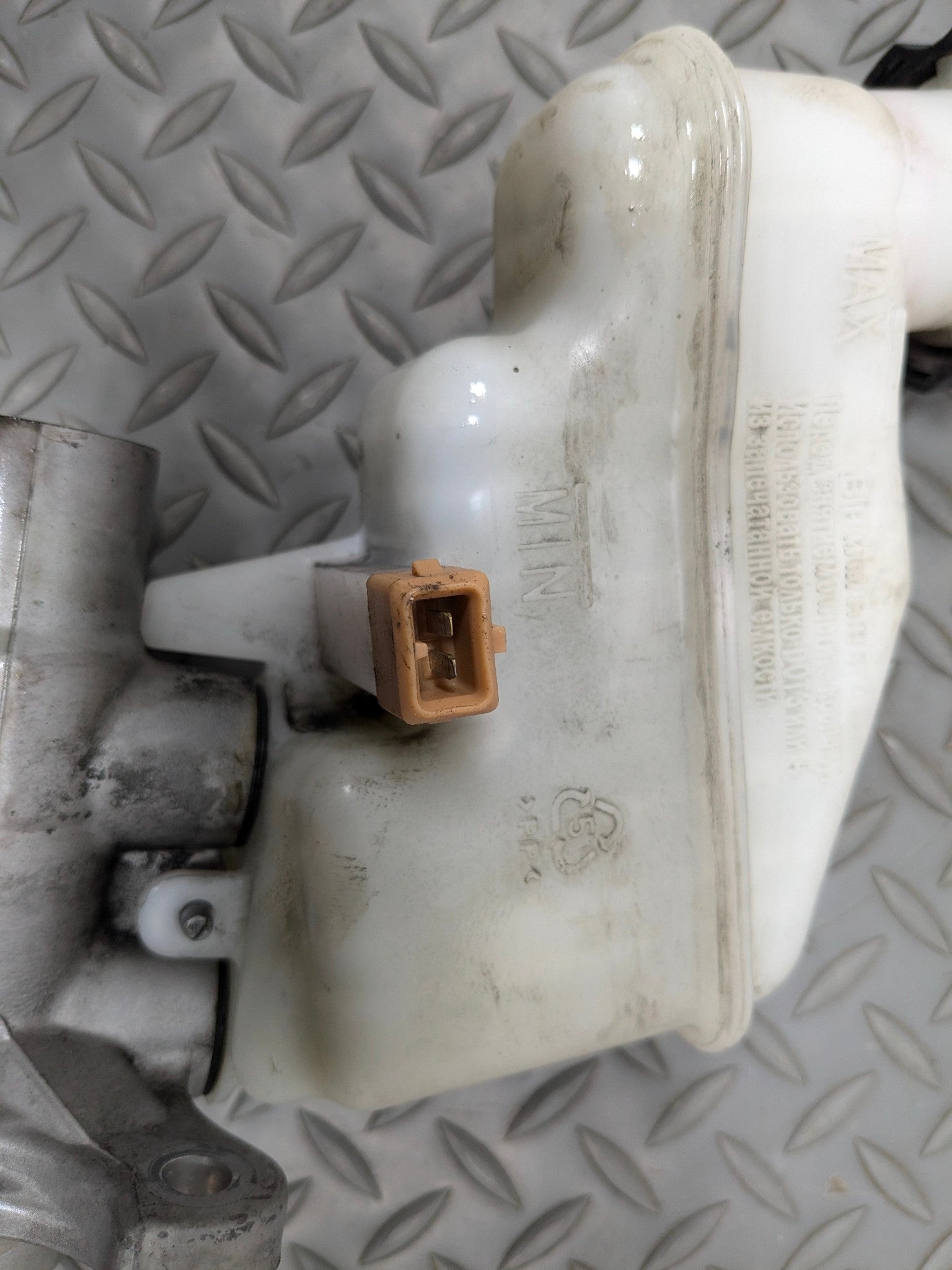 2012 - 2014 HYUNDAI AZERA OEM BRAKE MASTER CYLINDER WITH RESERVOIR TANK