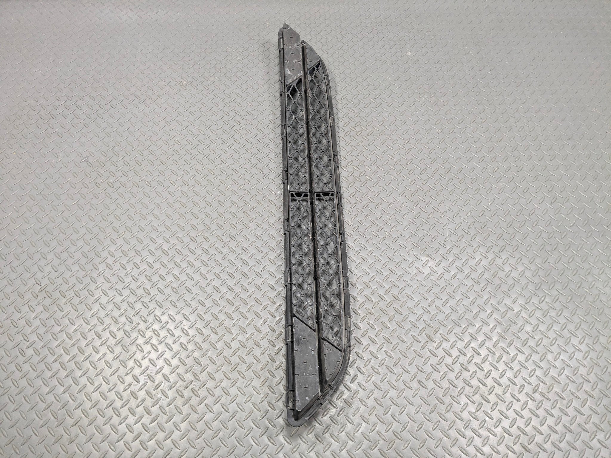 2012 - 2014 HYUNDAI AZERA OEM BUMPER MOUNTED LOWER GRILLE ASSEMBLY
