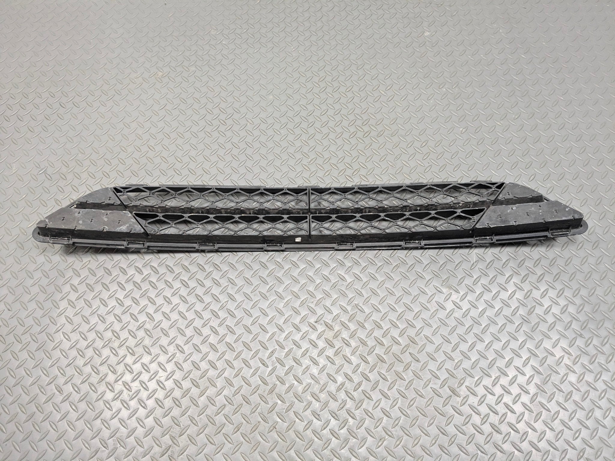 2012 - 2014 HYUNDAI AZERA OEM BUMPER MOUNTED LOWER GRILLE ASSEMBLY