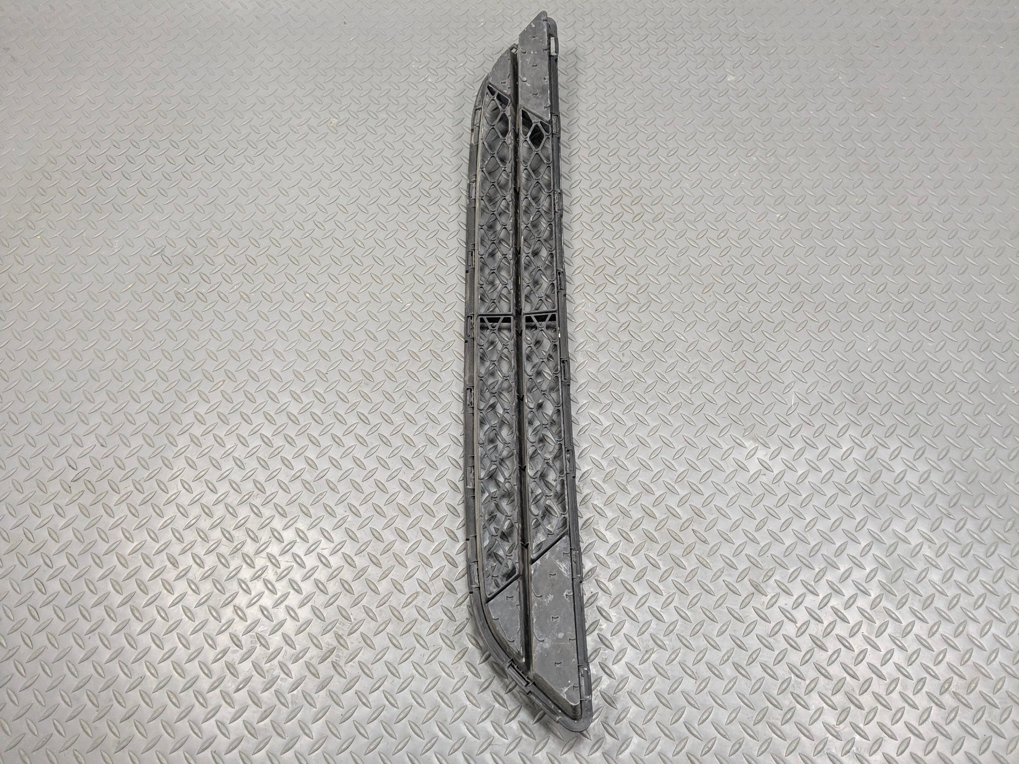2012 - 2014 HYUNDAI AZERA OEM BUMPER MOUNTED LOWER GRILLE ASSEMBLY