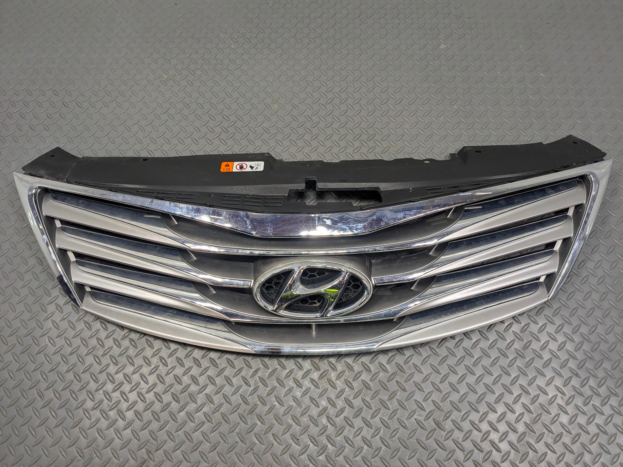 2012 - 2014 HYUNDAI AZERA OEM BUMPER MOUNTED UPPER GRILLE ASSEMBLY