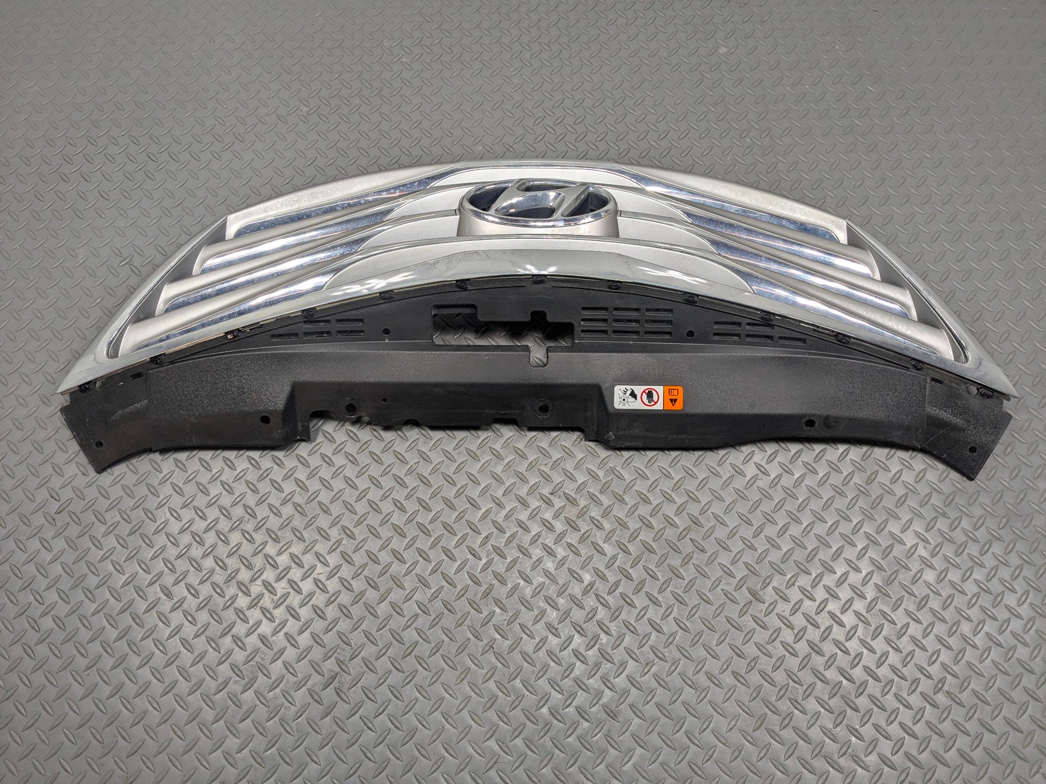 2012 - 2014 HYUNDAI AZERA OEM BUMPER MOUNTED UPPER GRILLE ASSEMBLY