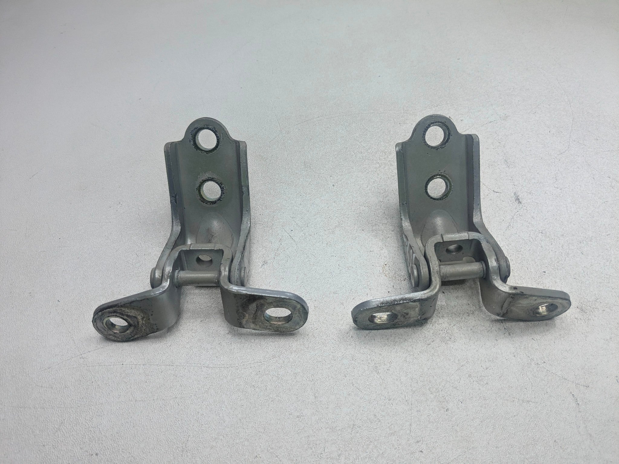 12 - 14 HYUNDAI AZERA OEM DOOR HINGES UPPER AND LOWER FRONT RIGHT PASSENGER SIDE