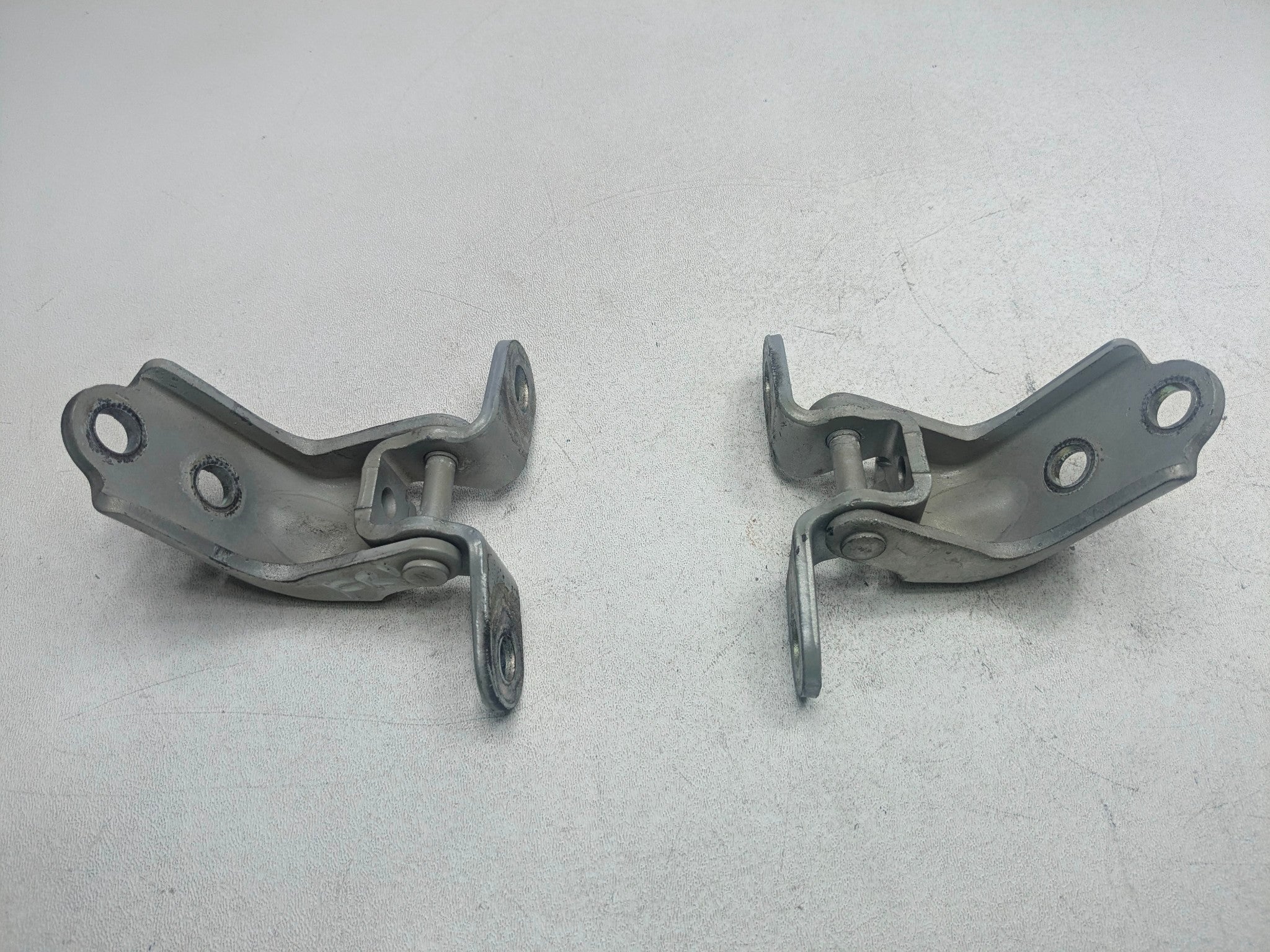12 - 14 HYUNDAI AZERA OEM DOOR HINGES UPPER AND LOWER FRONT RIGHT PASSENGER SIDE
