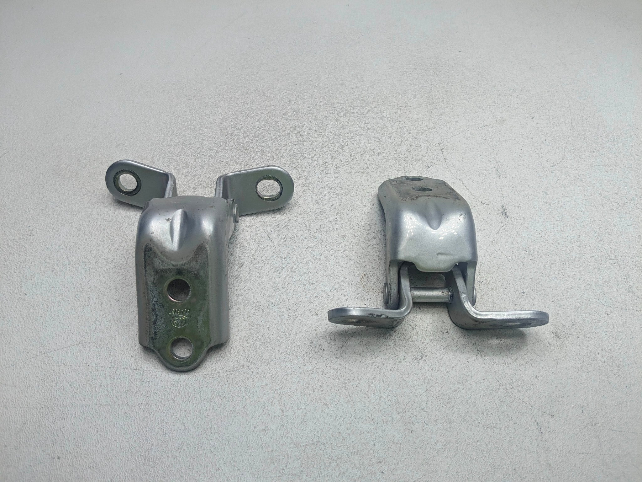 12 - 14 HYUNDAI AZERA OEM DOOR HINGES UPPER AND LOWER FRONT RIGHT PASSENGER SIDE