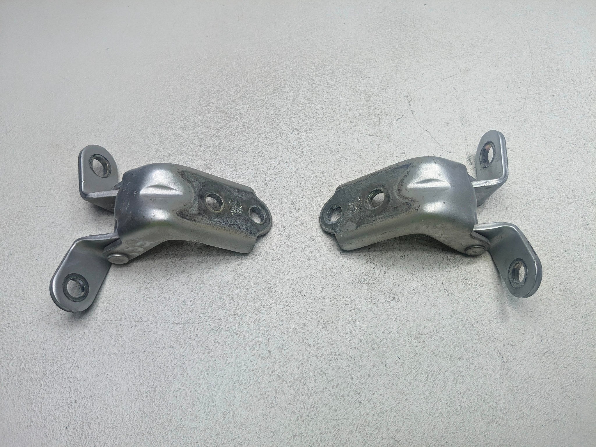 12 - 14 HYUNDAI AZERA OEM DOOR HINGES UPPER AND LOWER FRONT RIGHT PASSENGER SIDE