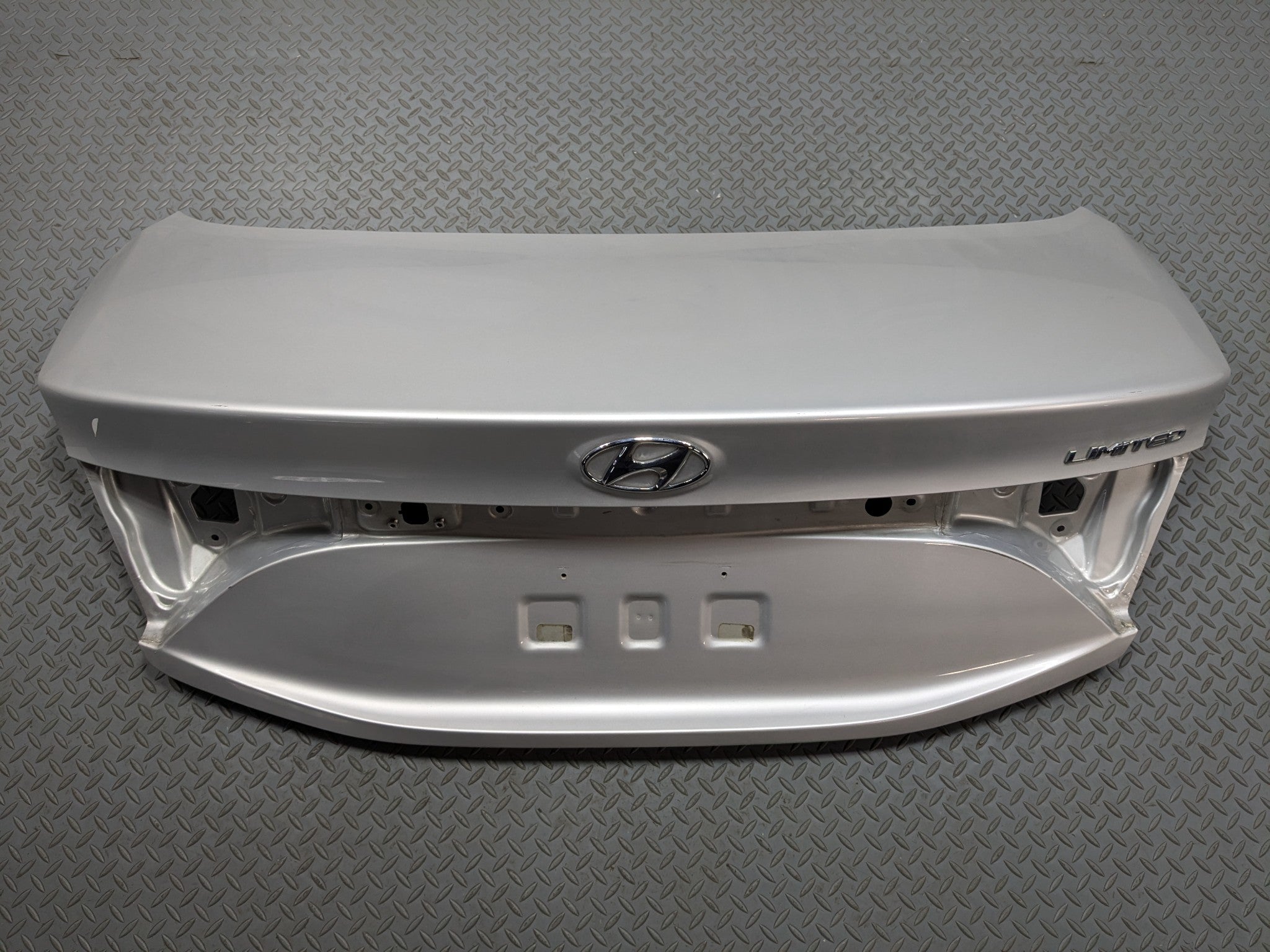 12 - 14 HYUNDAI AZERA OEM REAR TRUNK LID PANEL WITH EMBLEM SILVER FROST METALLIC
