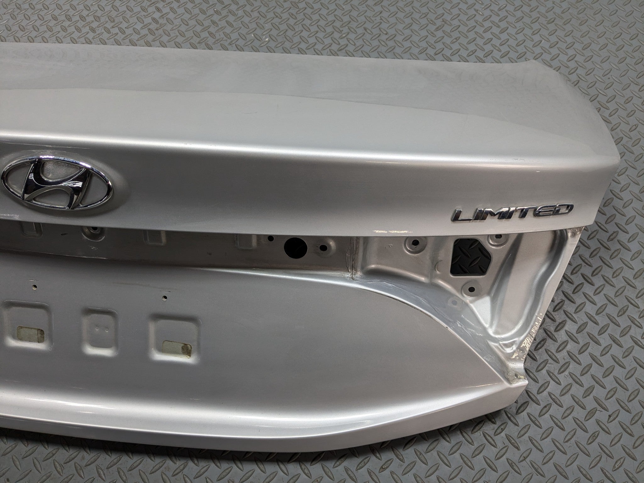 12 - 14 HYUNDAI AZERA OEM REAR TRUNK LID PANEL WITH EMBLEM SILVER FROST METALLIC