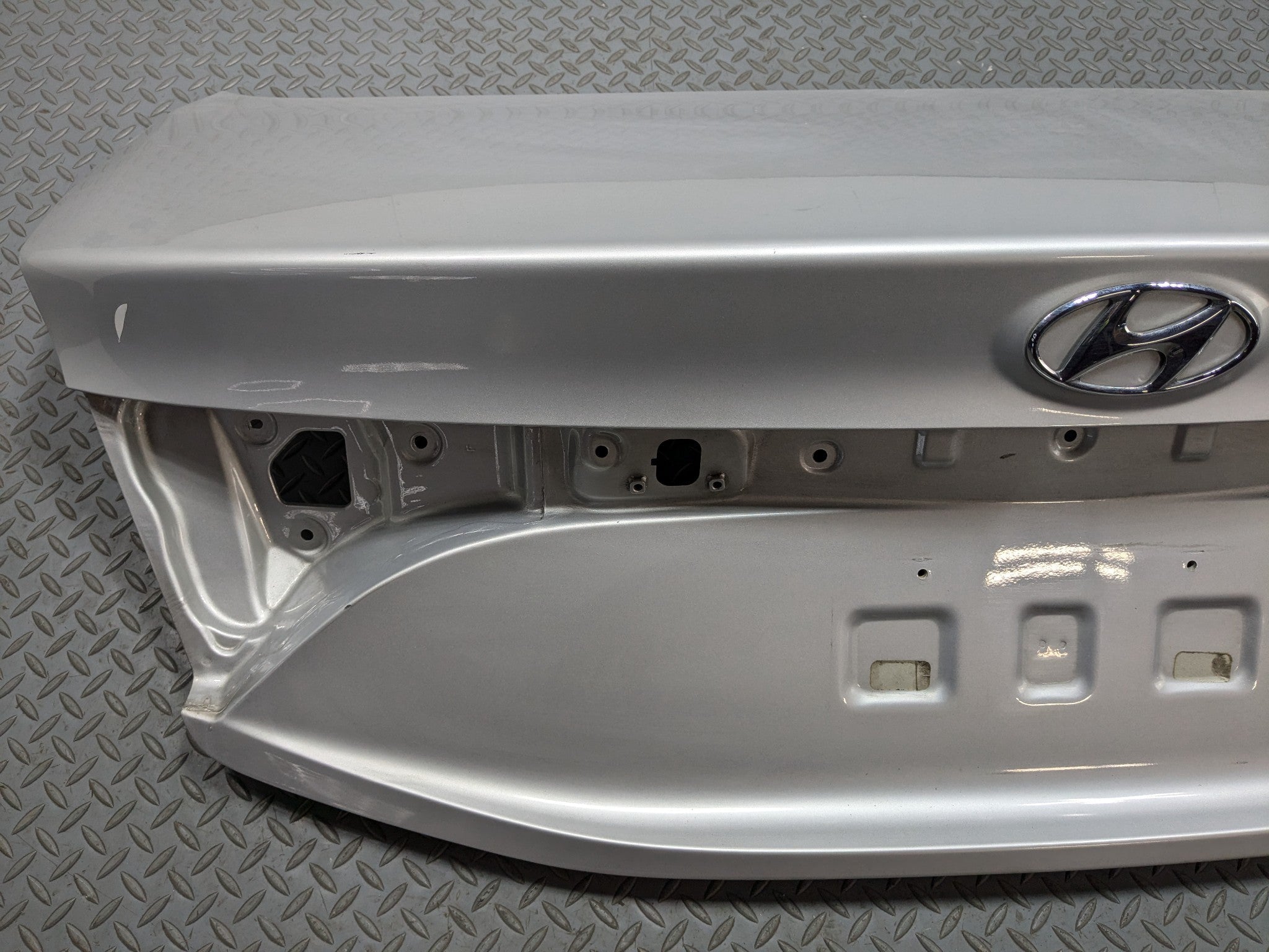 12 - 14 HYUNDAI AZERA OEM REAR TRUNK LID PANEL WITH EMBLEM SILVER FROST METALLIC