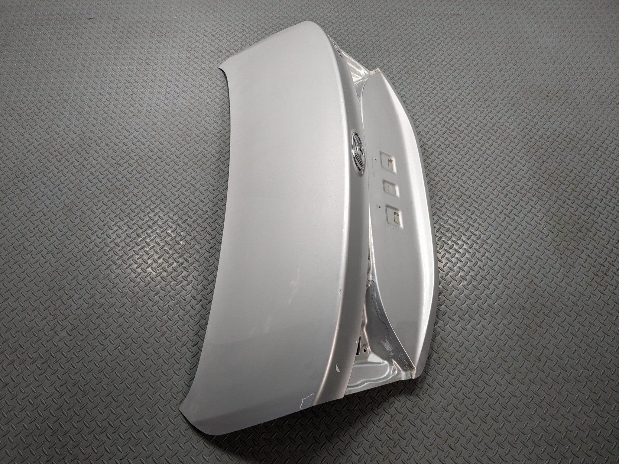 12 - 14 HYUNDAI AZERA OEM REAR TRUNK LID PANEL WITH EMBLEM SILVER FROST METALLIC
