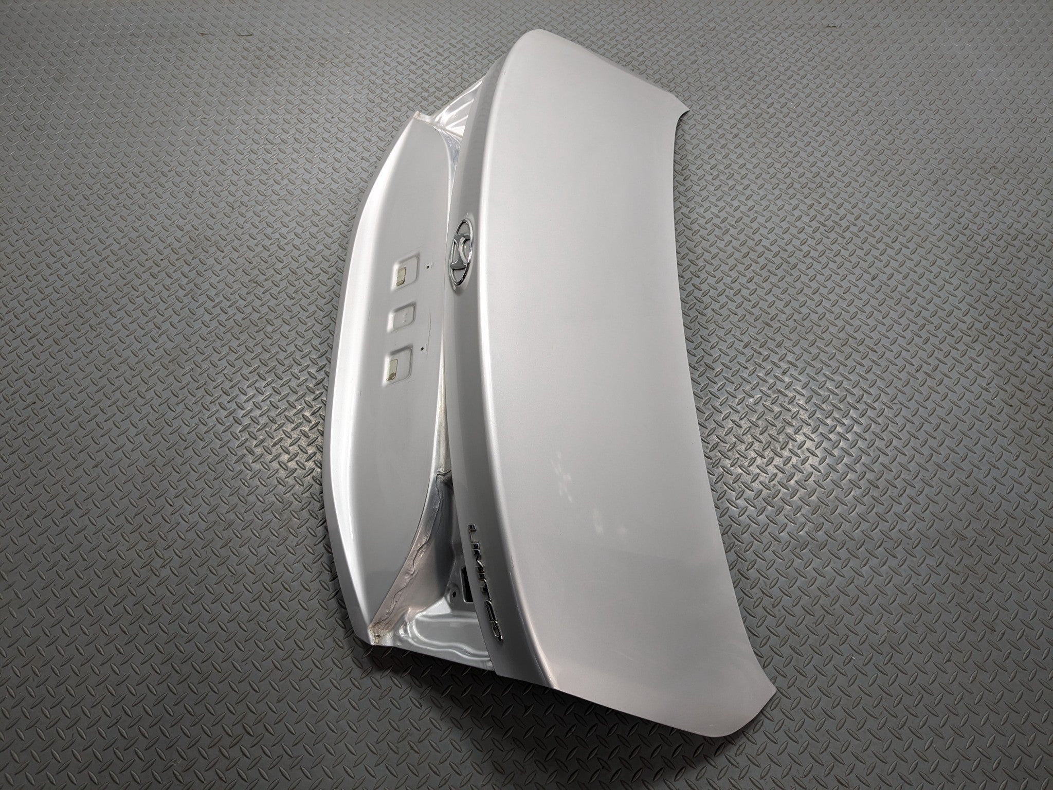 12 - 14 HYUNDAI AZERA OEM REAR TRUNK LID PANEL WITH EMBLEM SILVER FROST METALLIC