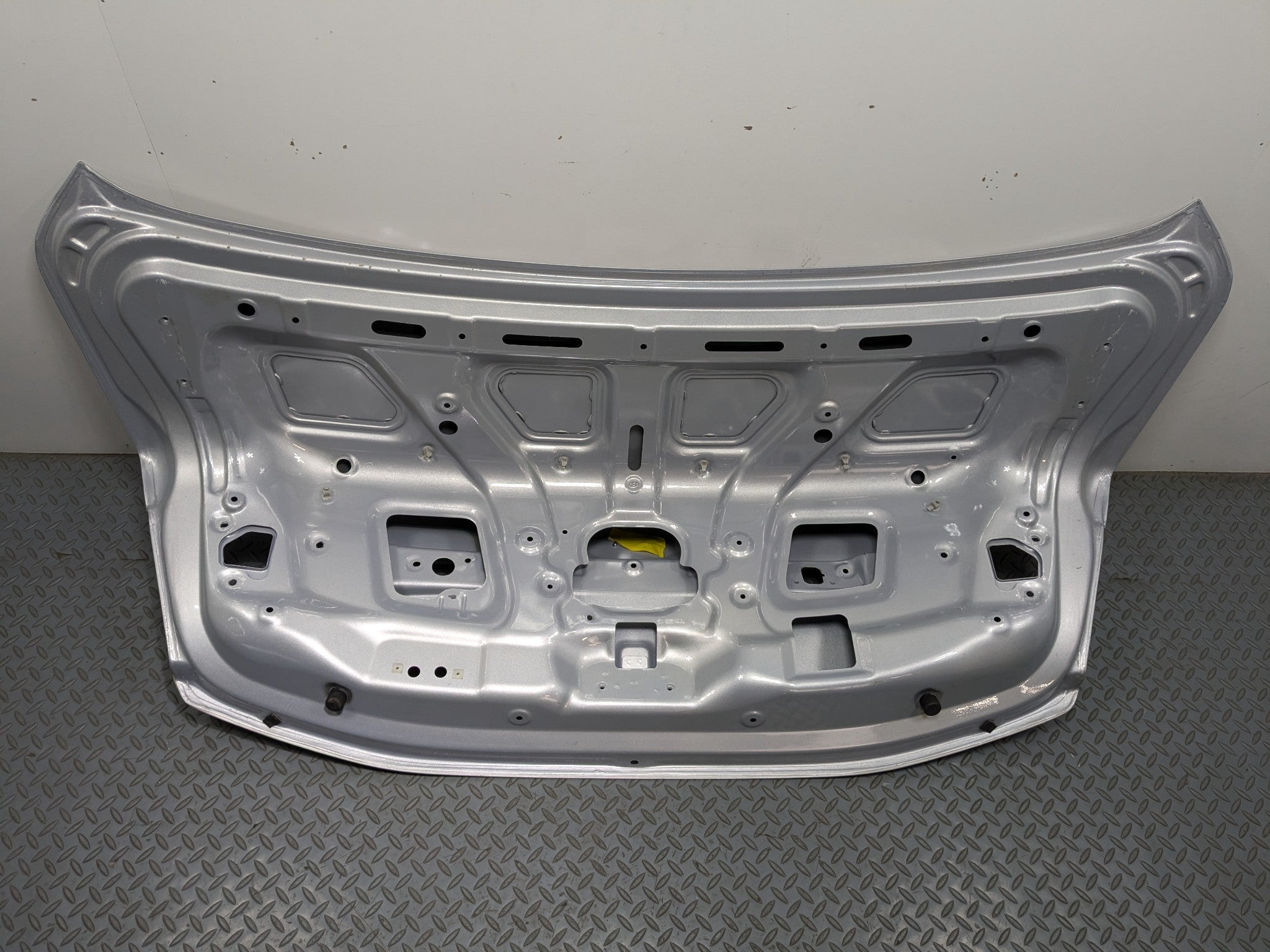 12 - 14 HYUNDAI AZERA OEM REAR TRUNK LID PANEL WITH EMBLEM SILVER FROST METALLIC