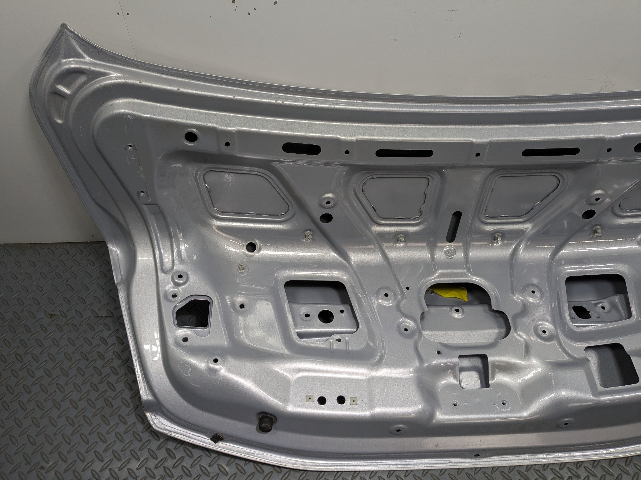 12 - 14 HYUNDAI AZERA OEM REAR TRUNK LID PANEL WITH EMBLEM SILVER FROST METALLIC