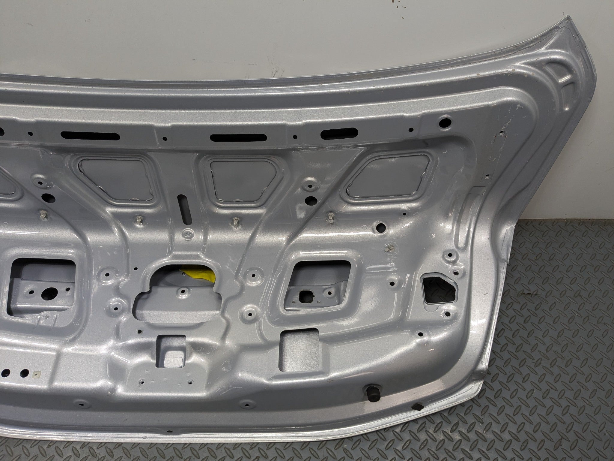 12 - 14 HYUNDAI AZERA OEM REAR TRUNK LID PANEL WITH EMBLEM SILVER FROST METALLIC