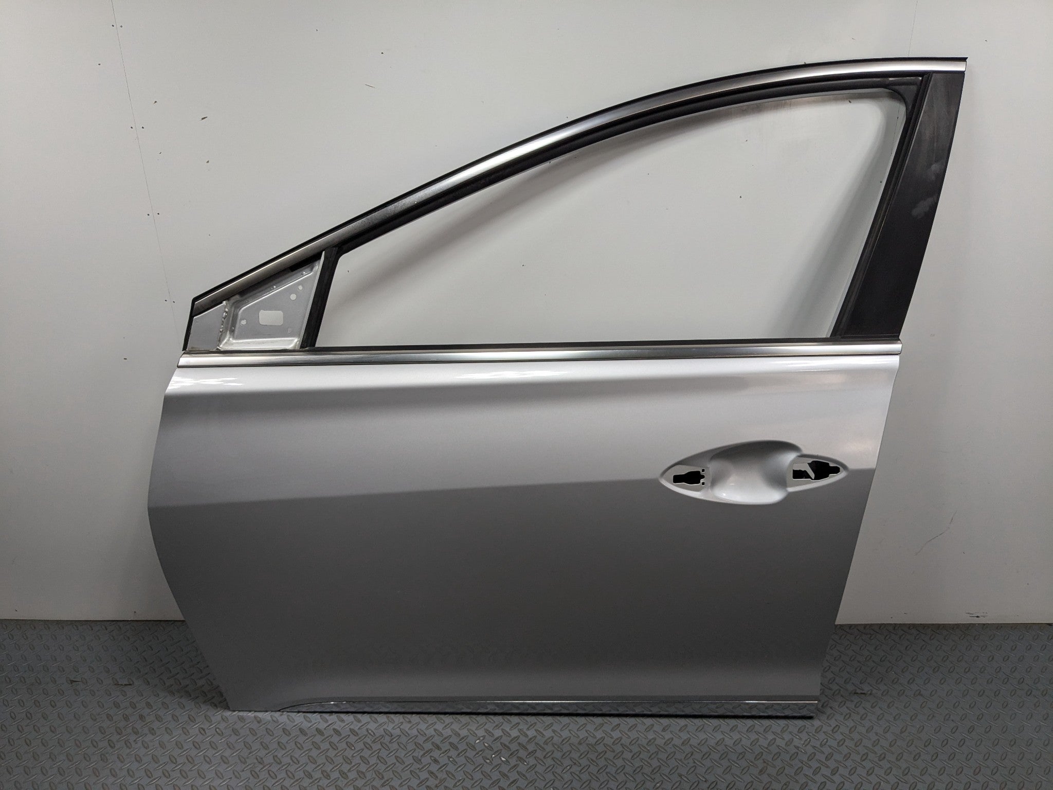 12 - 14 HYUNDAI AZERA OEM DOOR SHELL PANEL SILVER FROST METALLIC FRONT LEFT SIDE