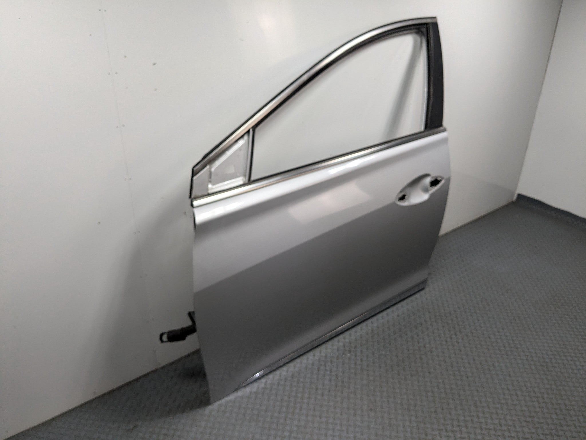 12 - 14 HYUNDAI AZERA OEM DOOR SHELL PANEL SILVER FROST METALLIC FRONT LEFT SIDE
