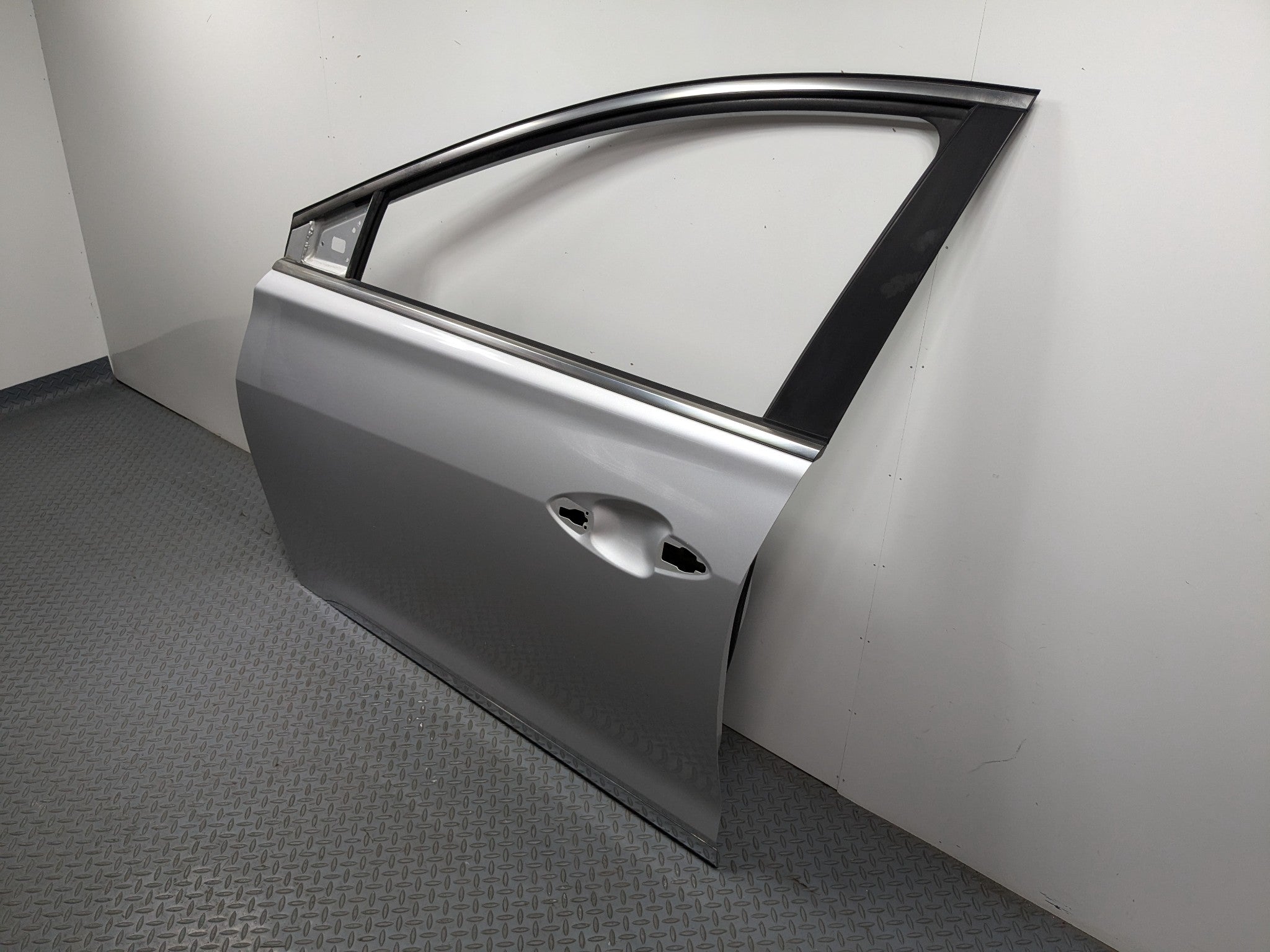 12 - 14 HYUNDAI AZERA OEM DOOR SHELL PANEL SILVER FROST METALLIC FRONT LEFT SIDE