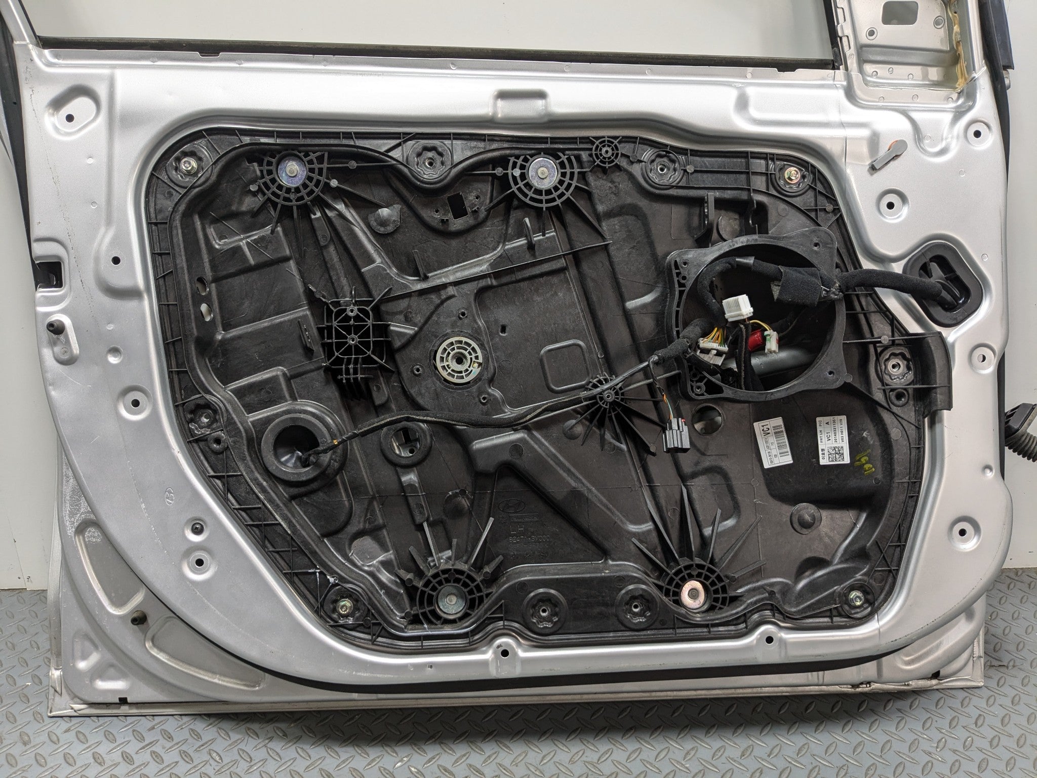 12 - 14 HYUNDAI AZERA OEM DOOR SHELL PANEL SILVER FROST METALLIC FRONT LEFT SIDE