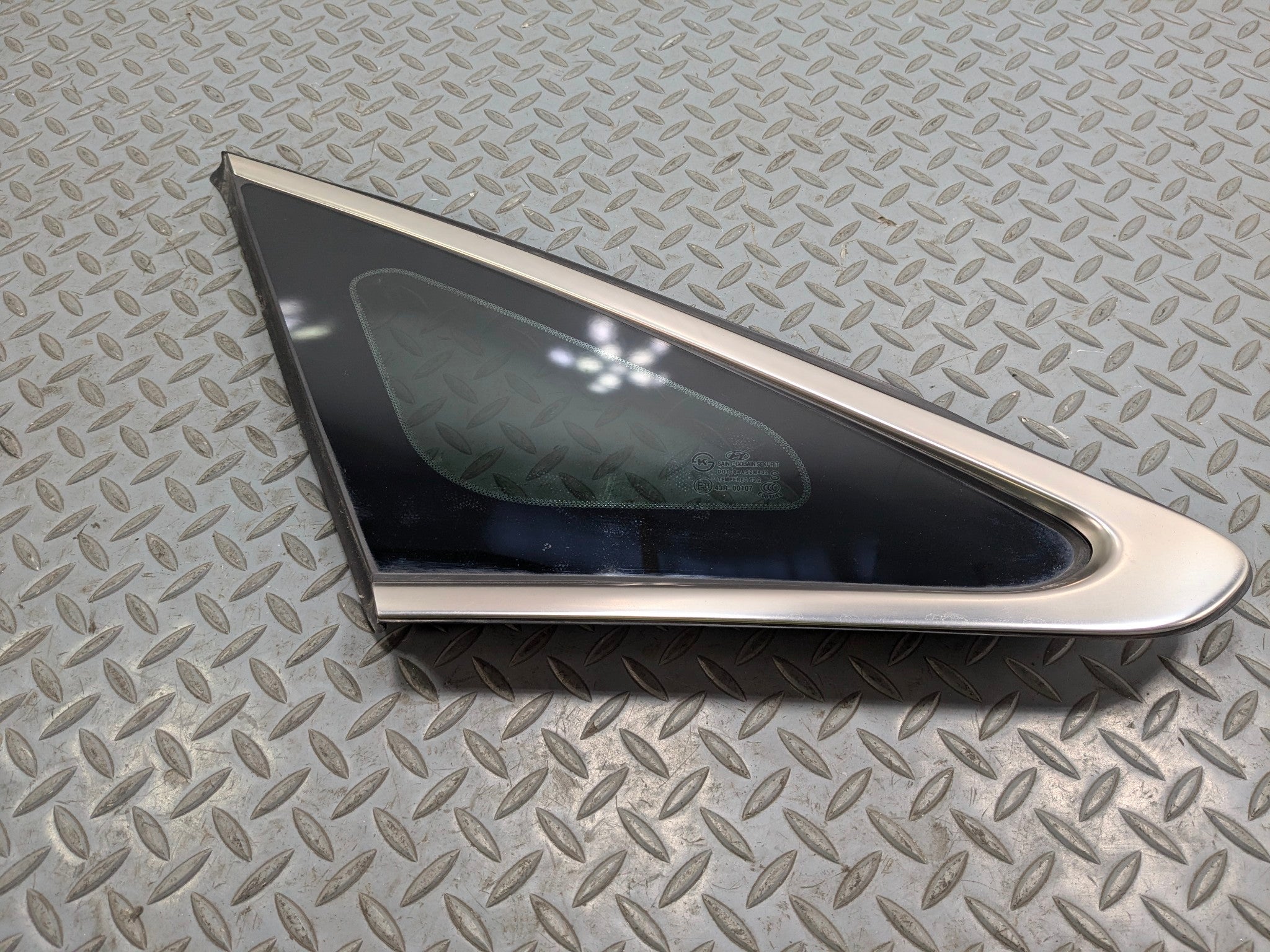 12 - 14 HYUNDAI AZERA OEM QUARTER GLASS WITH CHROME STRIP REAR LEFT DRIVER SIDE