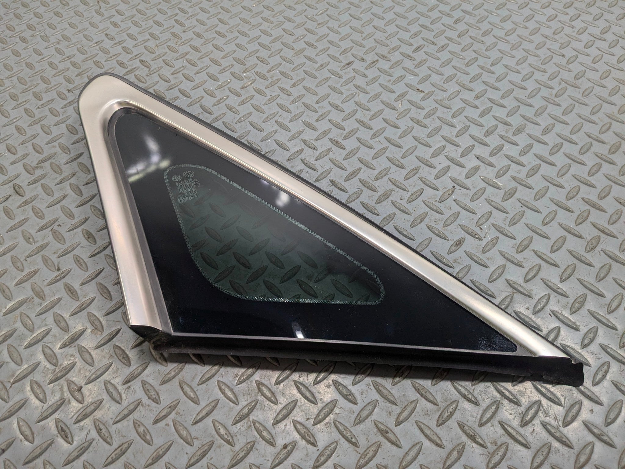 12 - 14 HYUNDAI AZERA OEM QUARTER GLASS WITH CHROME STRIP REAR PASSENGERS RIGHT