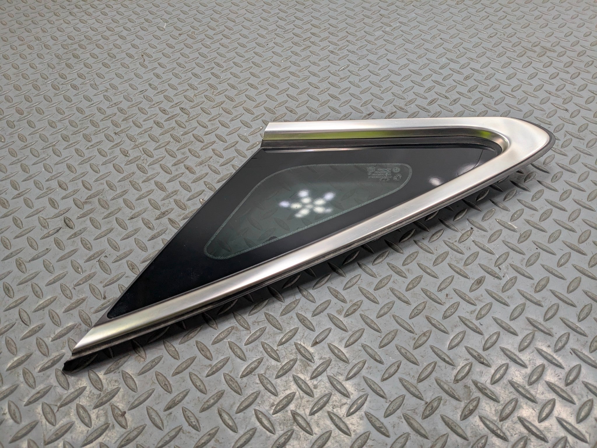 12 - 14 HYUNDAI AZERA OEM QUARTER GLASS WITH CHROME STRIP REAR PASSENGERS RIGHT