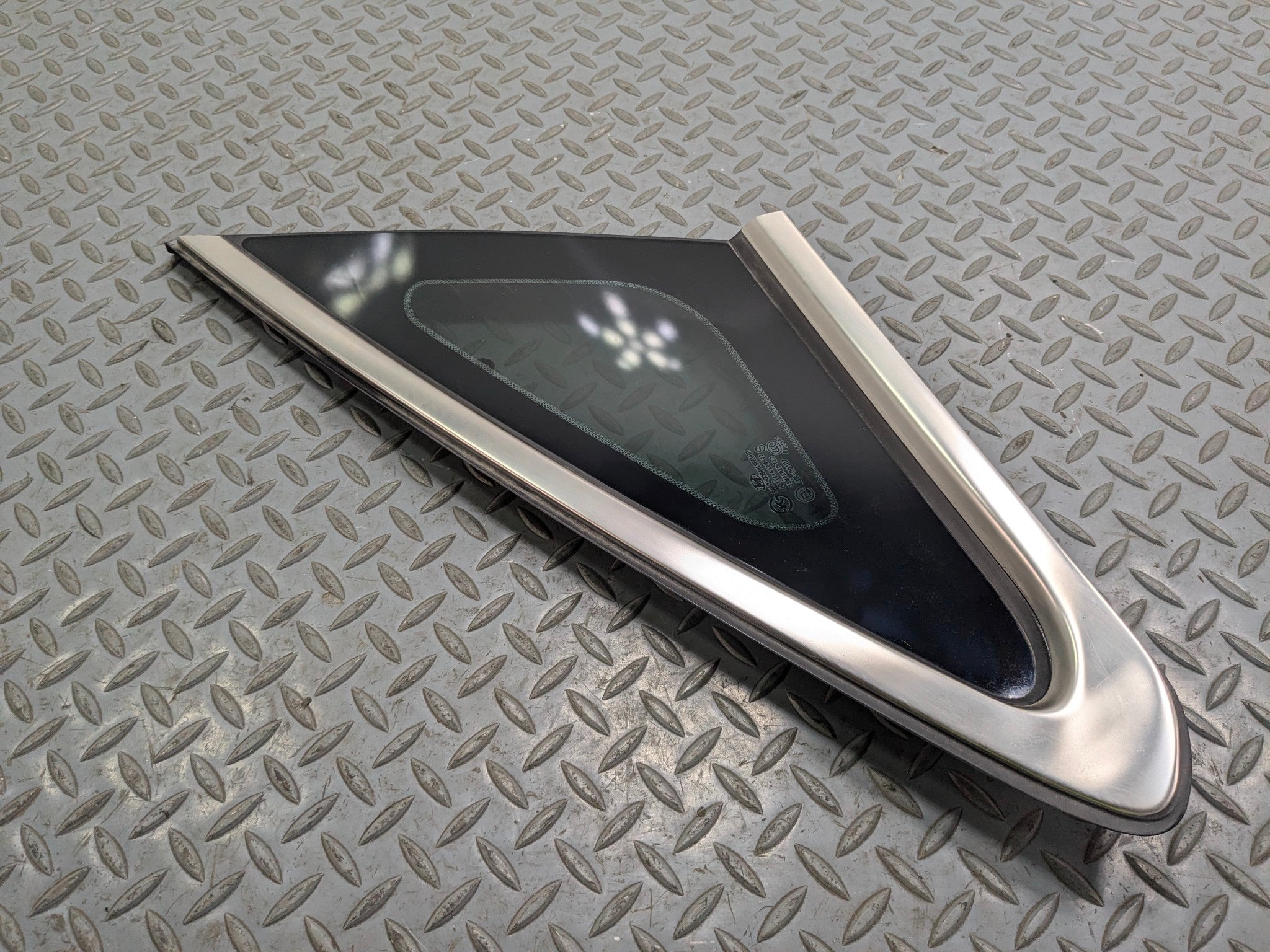 12 - 14 HYUNDAI AZERA OEM QUARTER GLASS WITH CHROME STRIP REAR PASSENGERS RIGHT