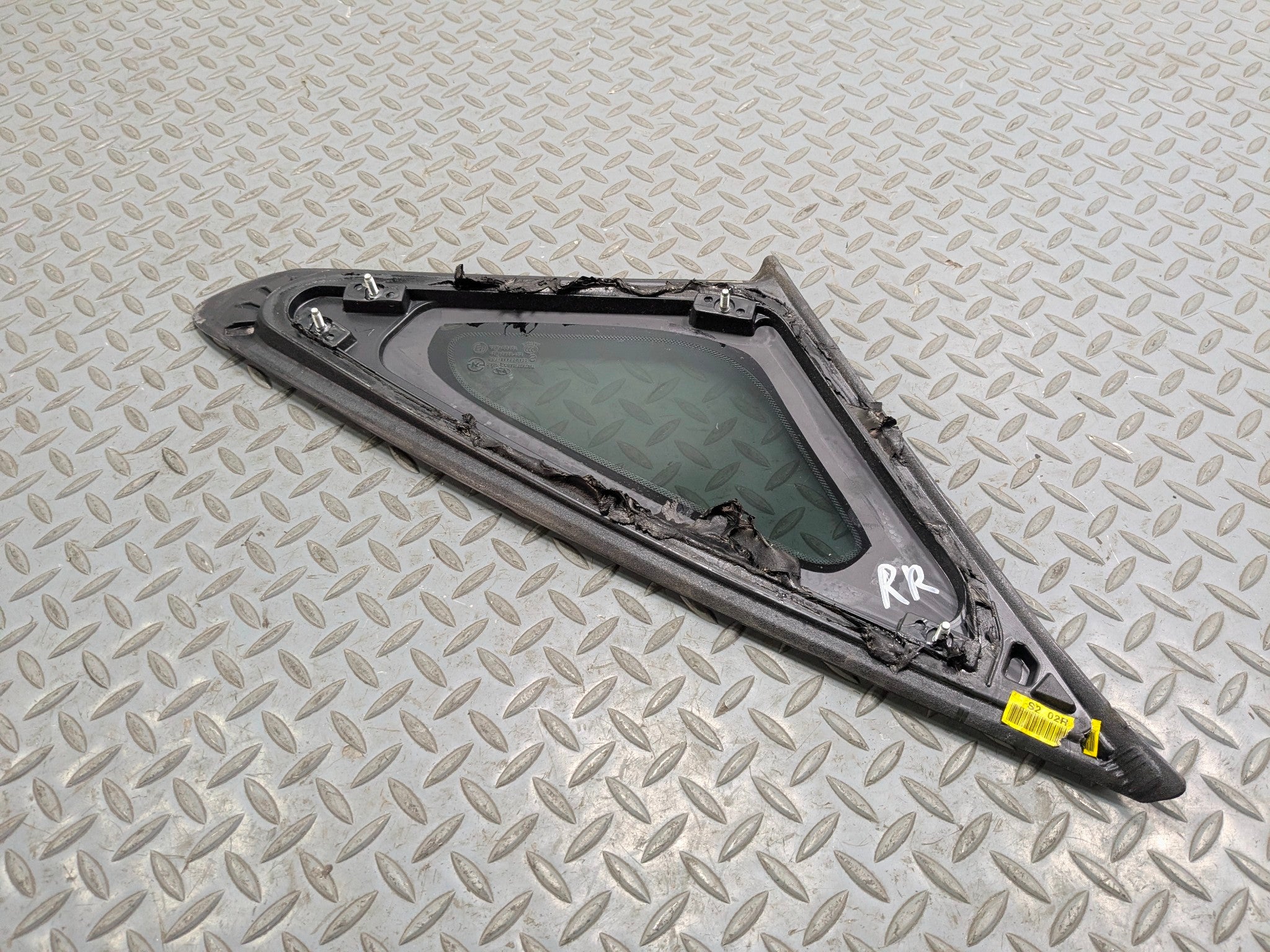 12 - 14 HYUNDAI AZERA OEM QUARTER GLASS WITH CHROME STRIP REAR PASSENGERS RIGHT
