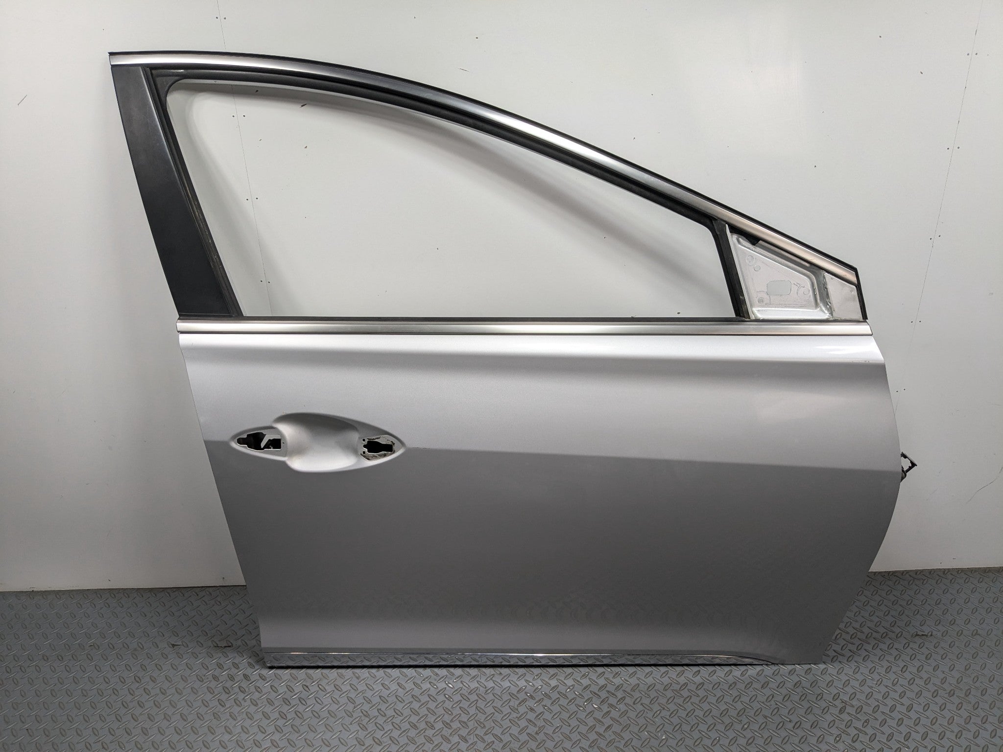 12 - 14 HYUNDAI AZERA OEM DOOR SHELL PANEL SILVER FROST METALLIC FRONT RIGHT