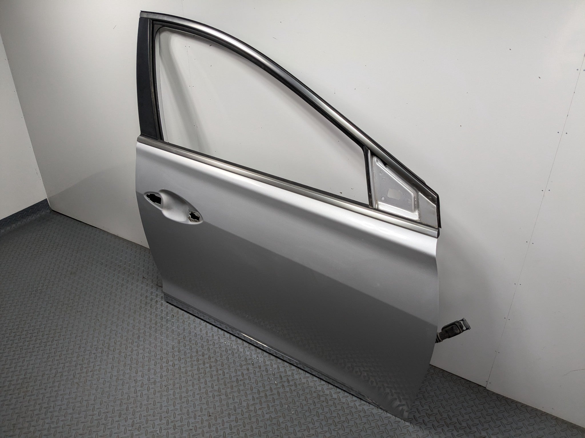 12 - 14 HYUNDAI AZERA OEM DOOR SHELL PANEL SILVER FROST METALLIC FRONT RIGHT