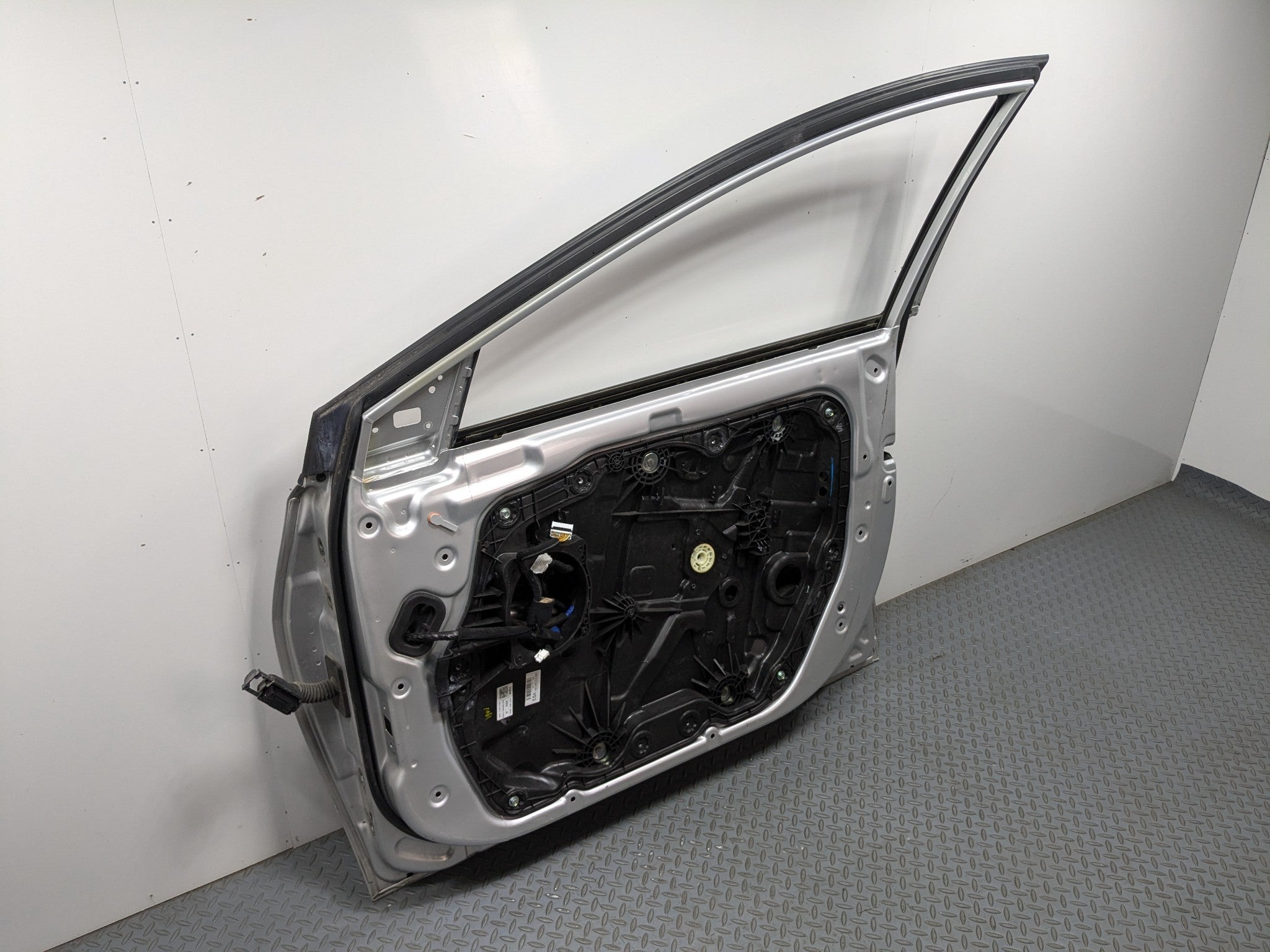 12 - 14 HYUNDAI AZERA OEM DOOR SHELL PANEL SILVER FROST METALLIC FRONT RIGHT