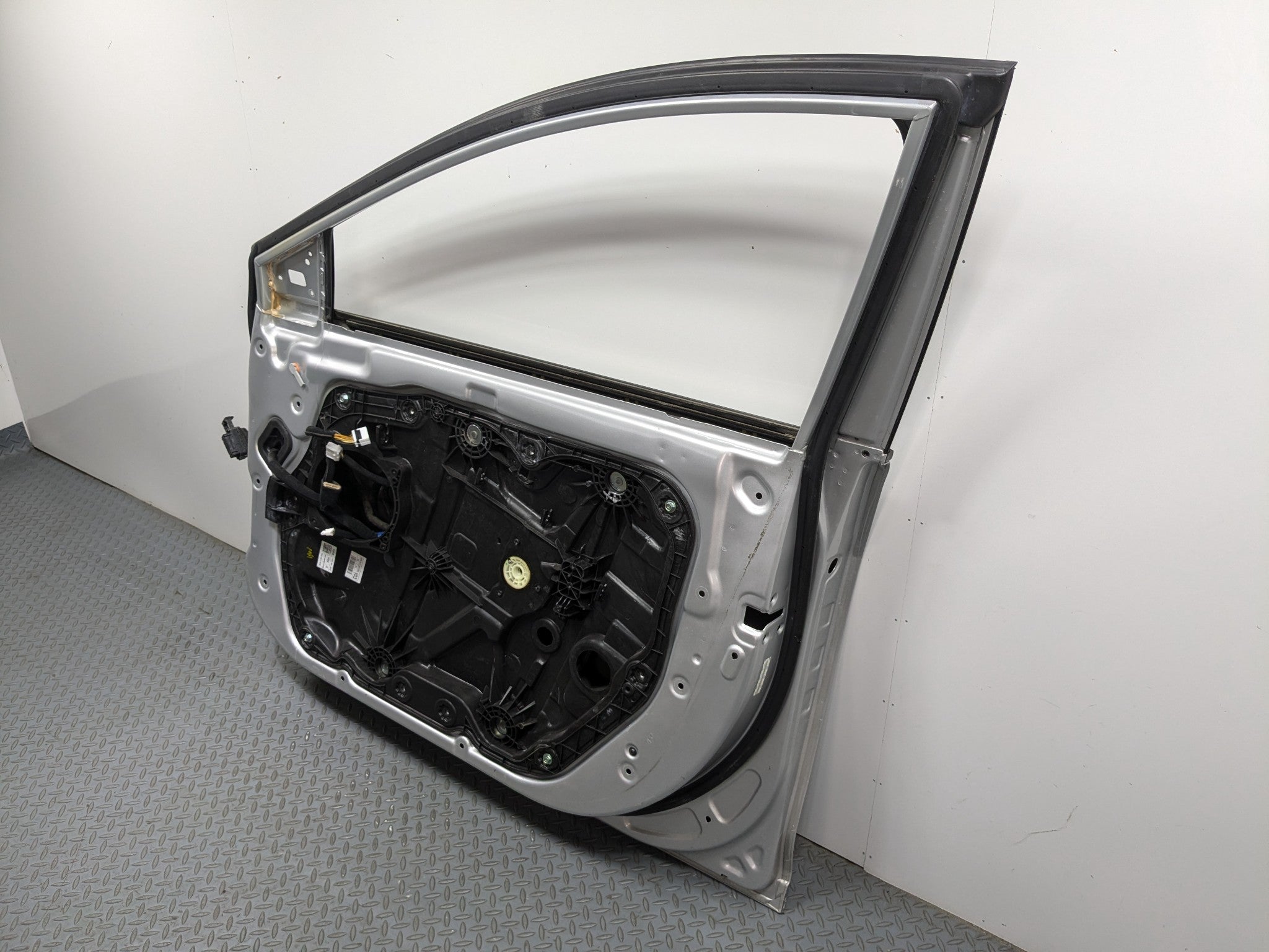 12 - 14 HYUNDAI AZERA OEM DOOR SHELL PANEL SILVER FROST METALLIC FRONT RIGHT
