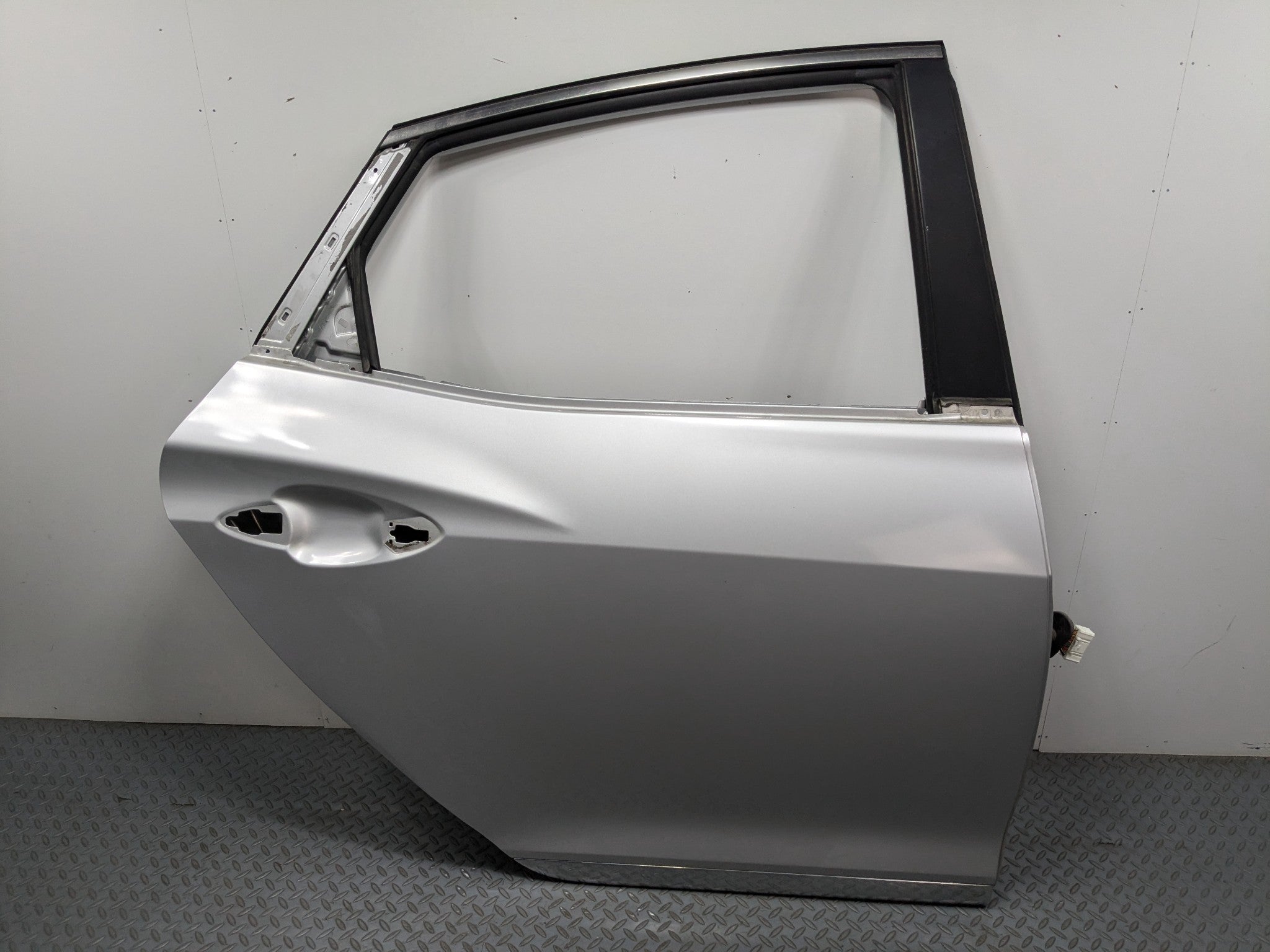 12 - 14 HYUNDAI AZERA OEM DOOR SHELL PANEL SILVER FROST METALLIC REAR RIGHT SIDE