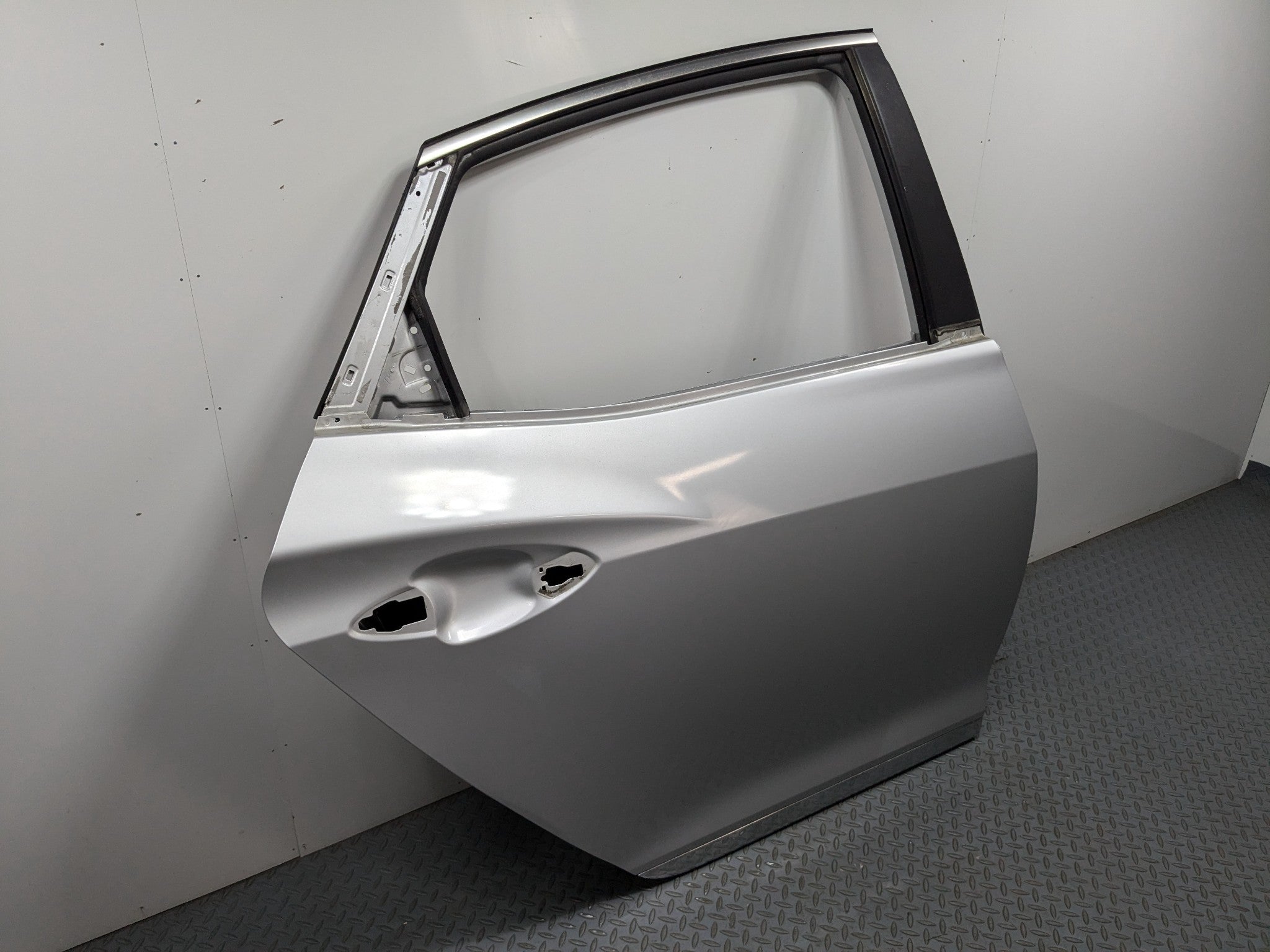 12 - 14 HYUNDAI AZERA OEM DOOR SHELL PANEL SILVER FROST METALLIC REAR RIGHT SIDE