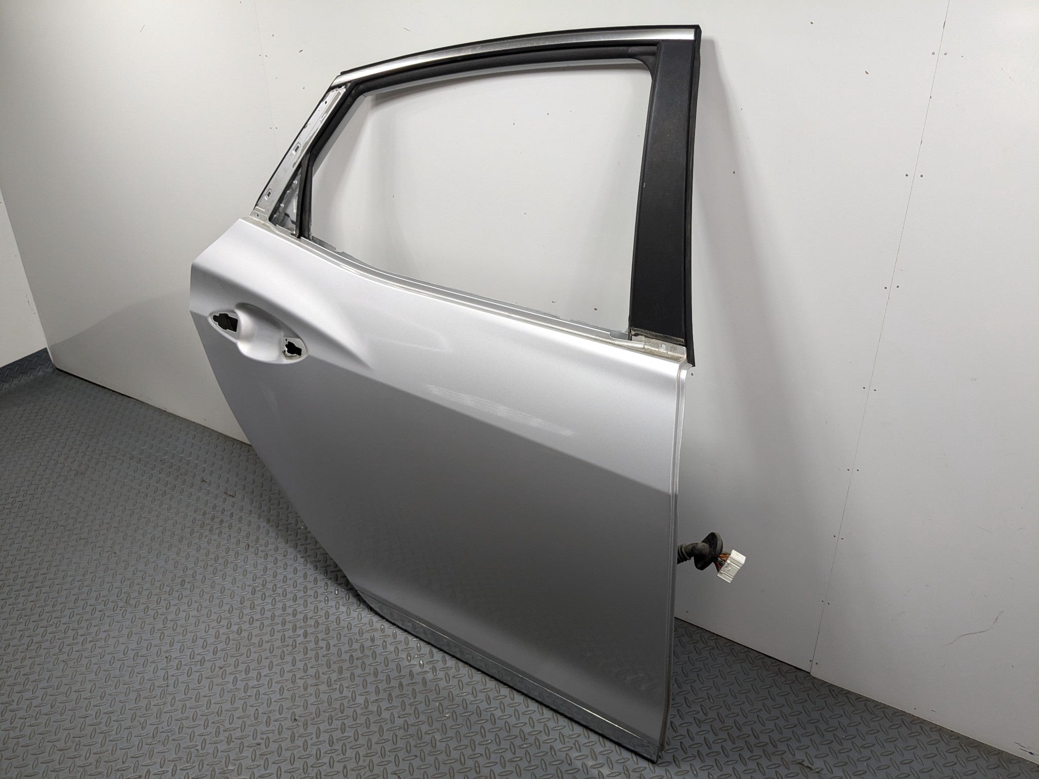 12 - 14 HYUNDAI AZERA OEM DOOR SHELL PANEL SILVER FROST METALLIC REAR RIGHT SIDE