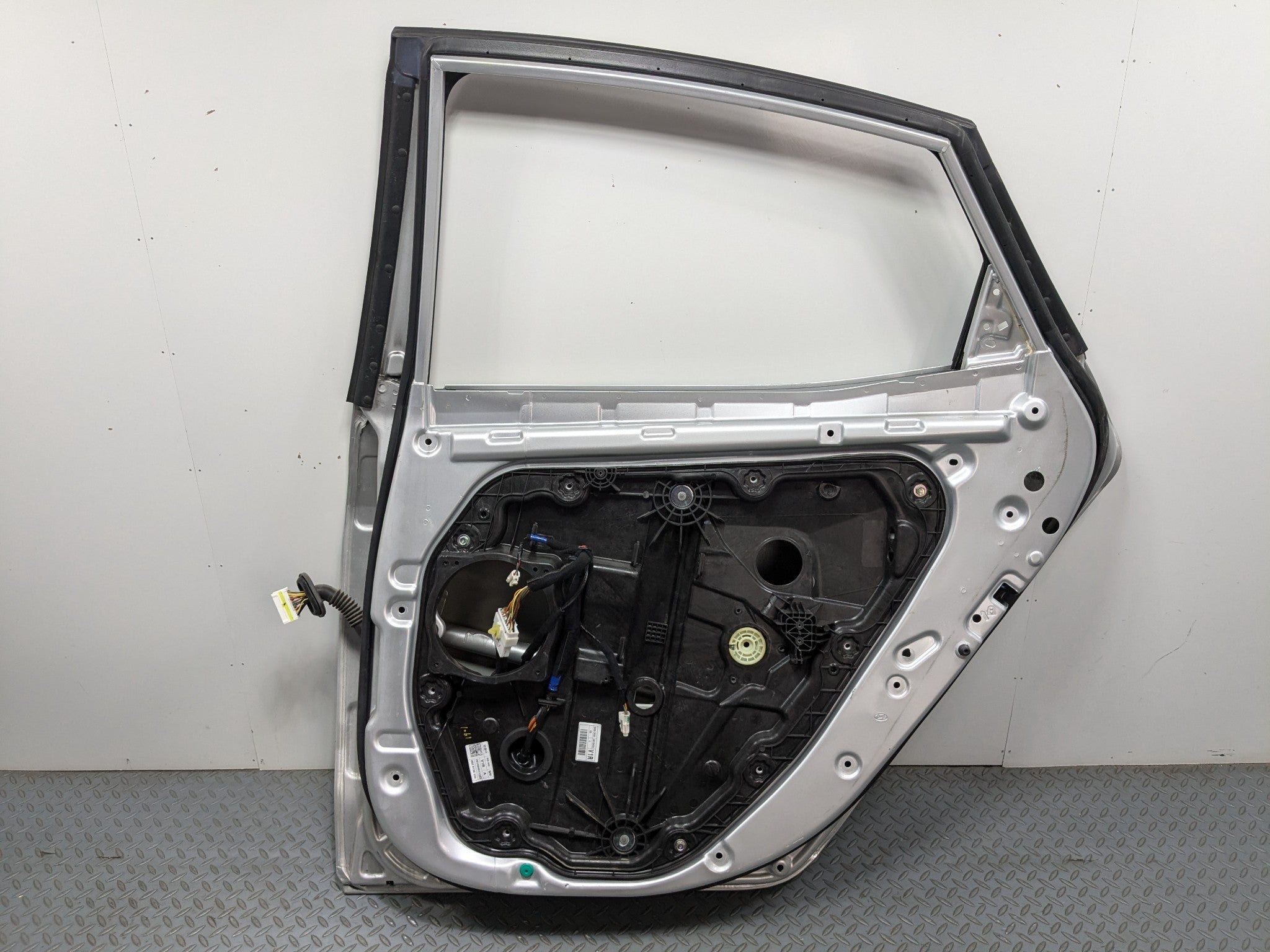12 - 14 HYUNDAI AZERA OEM DOOR SHELL PANEL SILVER FROST METALLIC REAR RIGHT SIDE