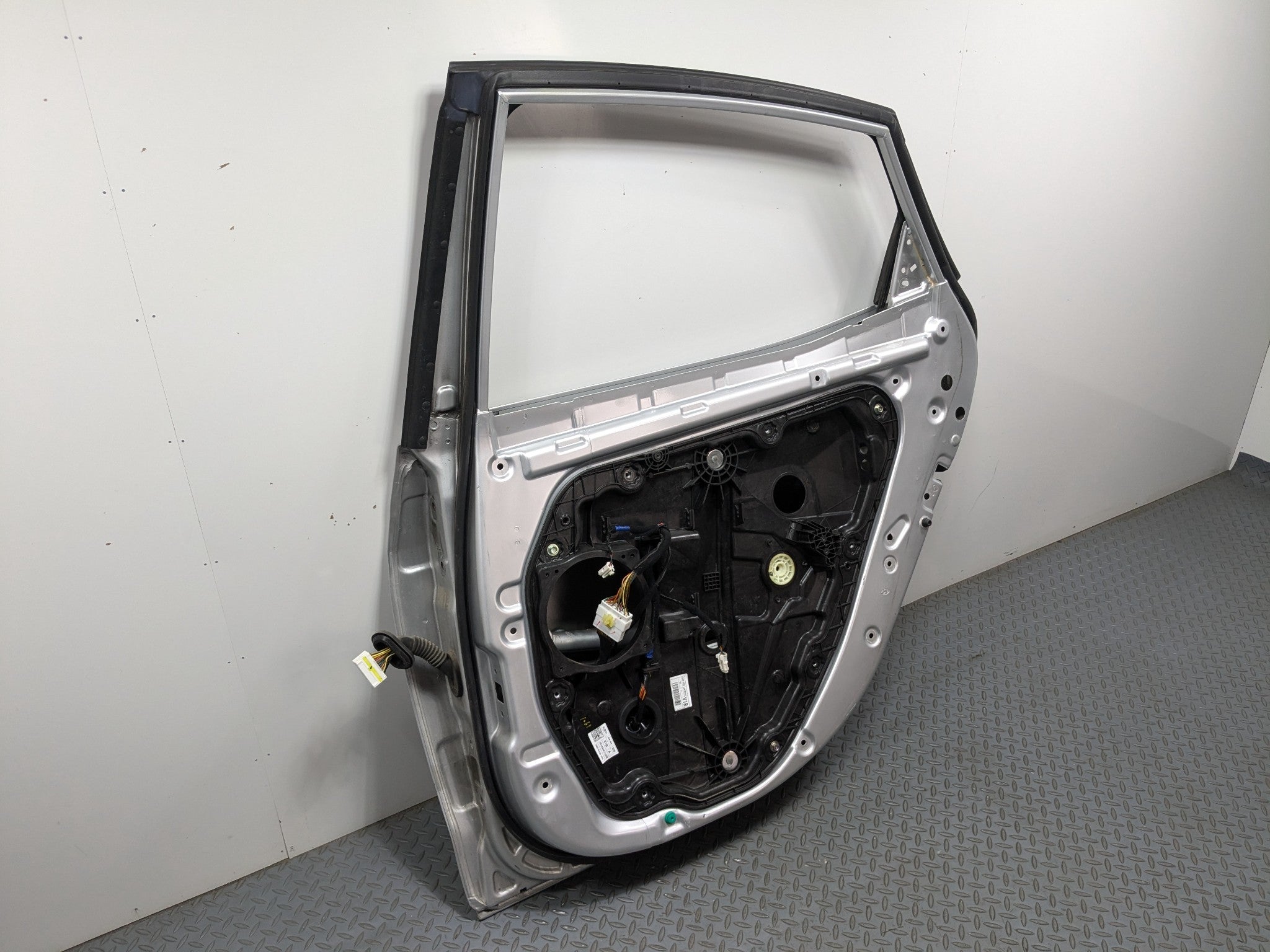 12 - 14 HYUNDAI AZERA OEM DOOR SHELL PANEL SILVER FROST METALLIC REAR RIGHT SIDE