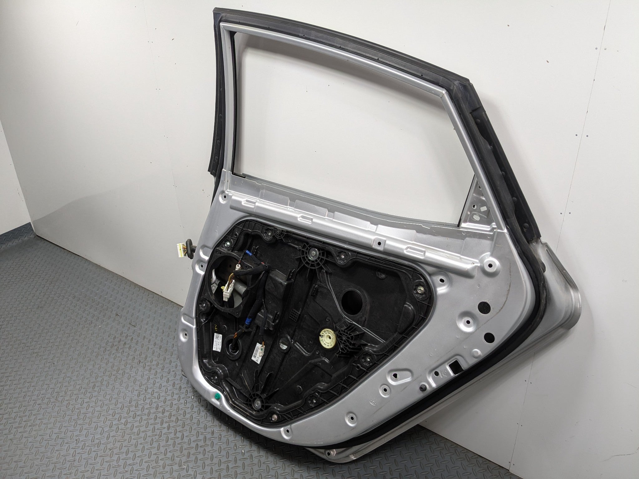 12 - 14 HYUNDAI AZERA OEM DOOR SHELL PANEL SILVER FROST METALLIC REAR RIGHT SIDE